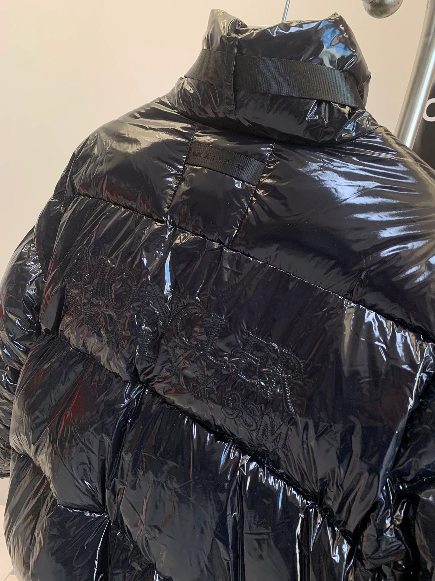 P1100 ❤️MONCLER ALYX joint series black down jacket. The inside is filled with white duck down, which is very warm; the outside is made of the same glossy material as maya, and it is more fashionable with the ALYX lock buckle. Same style for men and women, sizes 1 2 3 4 5
