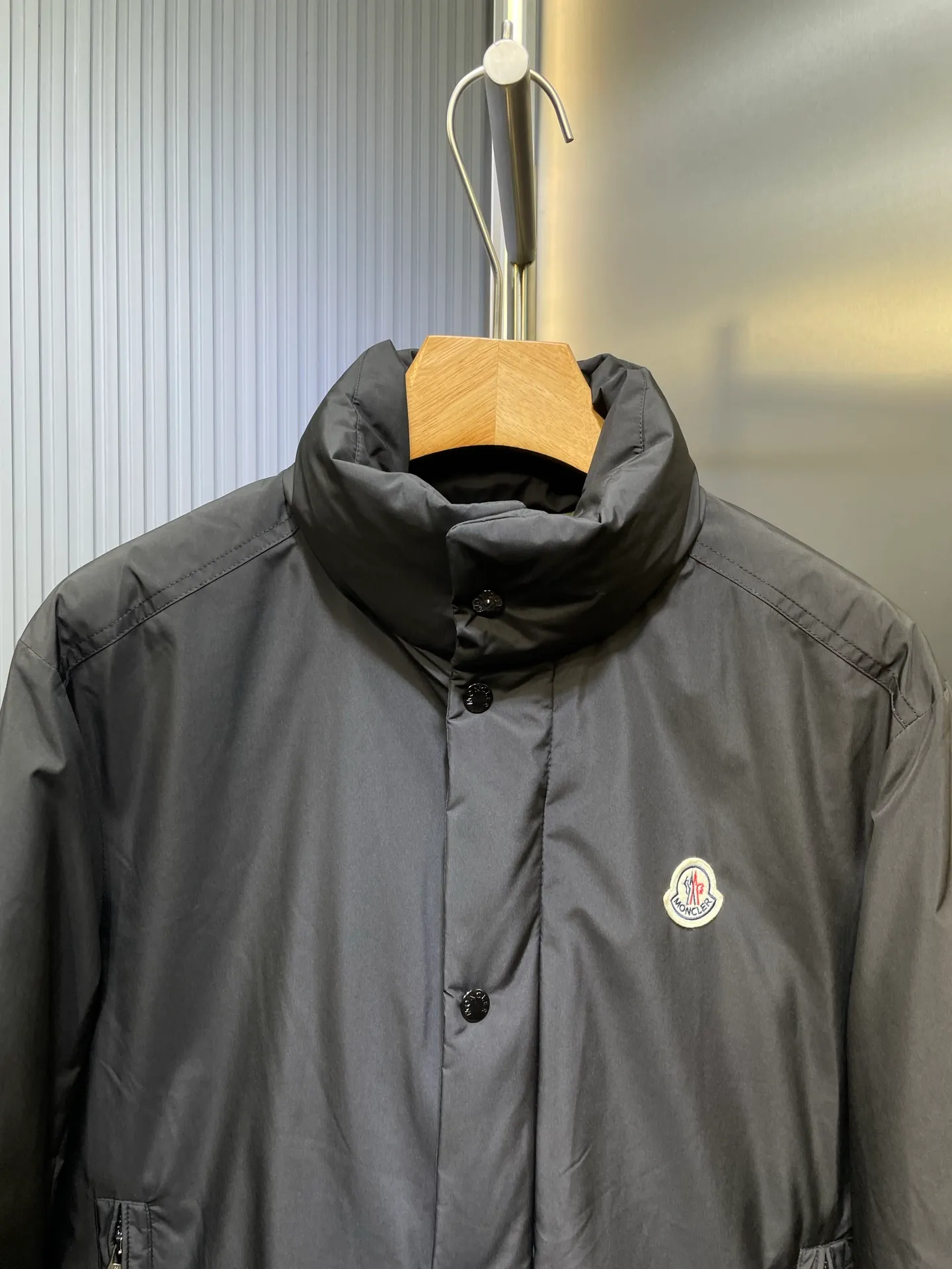 P1000 Moncler🌟Down Jacket The latest fashion designer down jacket for autumn and winter 2025. Every detail shows high-end craftsmanship. The design changes of structural tailoring show the diverse image changes of men. It is slim and neat, and tailored to meet the current popular multi-layered wear. Versatile style for life. G8644 Code number: 12345