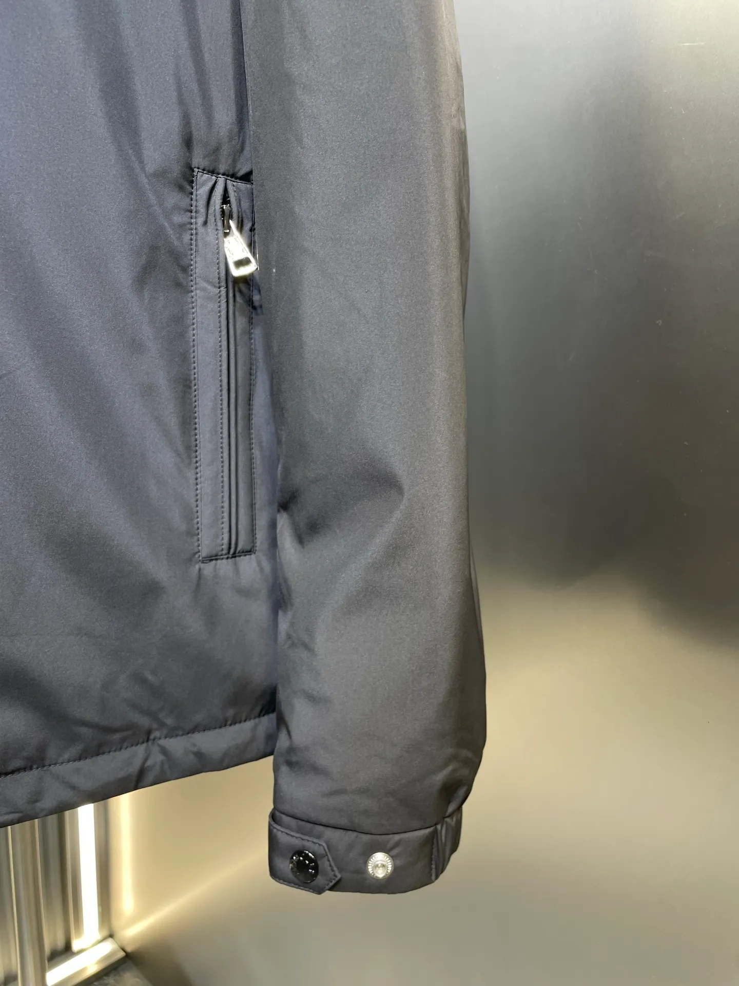 P1000 Moncler🌟Down Jacket The latest fashion designer down jacket for autumn and winter 2025. Every detail shows high-end craftsmanship. The design changes of structural tailoring show the diverse image changes of men. It is slim and neat, and tailored to meet the current popular multi-layered wear. Versatile style for life. G8644 Code number: 12345
