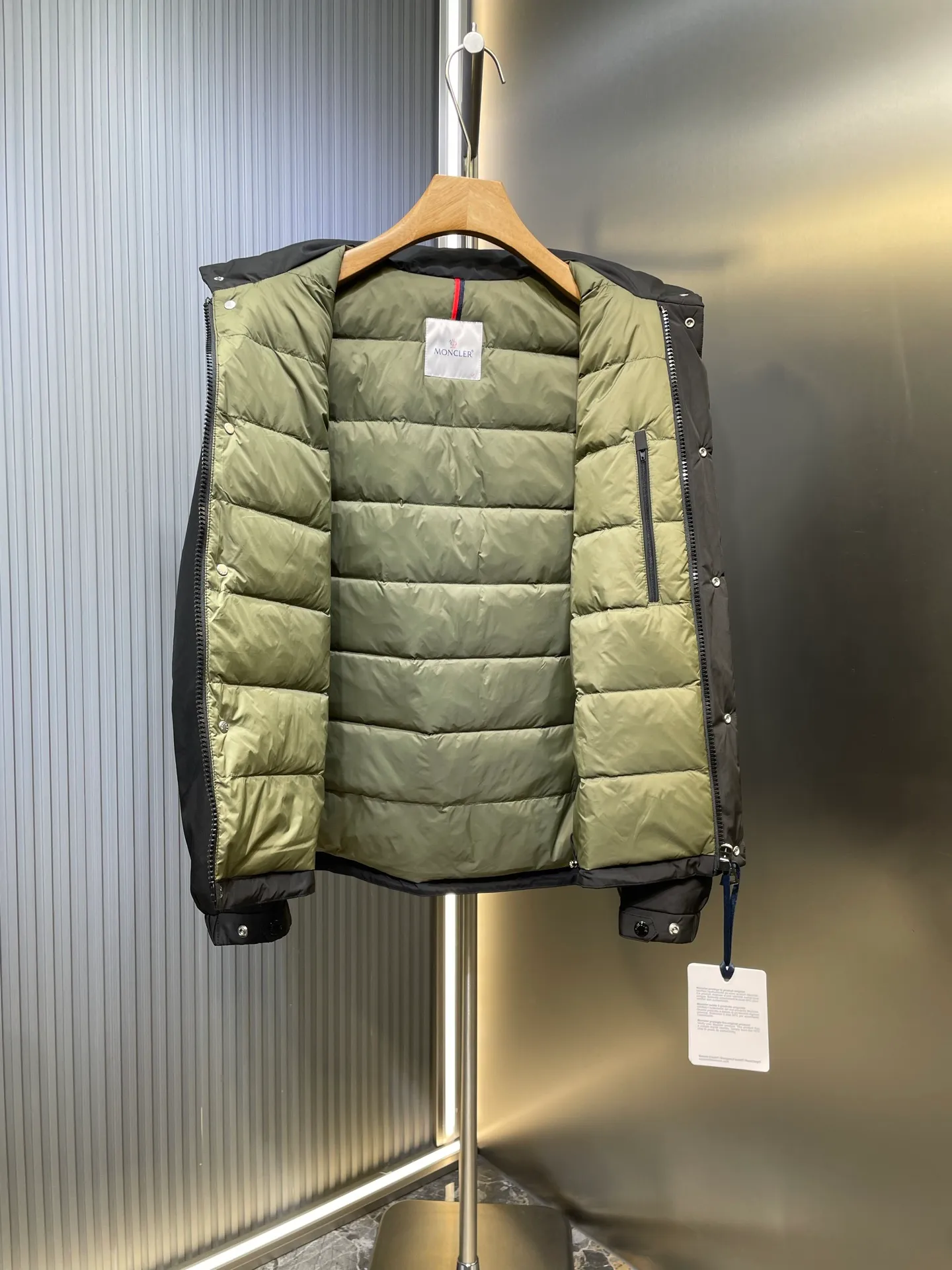 P1000 Moncler🌟Down Jacket The latest fashion designer down jacket for autumn and winter 2025. Every detail shows high-end craftsmanship. The design changes of structural tailoring show the diverse image changes of men. It is slim and neat, and tailored to meet the current popular multi-layered wear. Versatile style for life. G8644 Code number: 12345