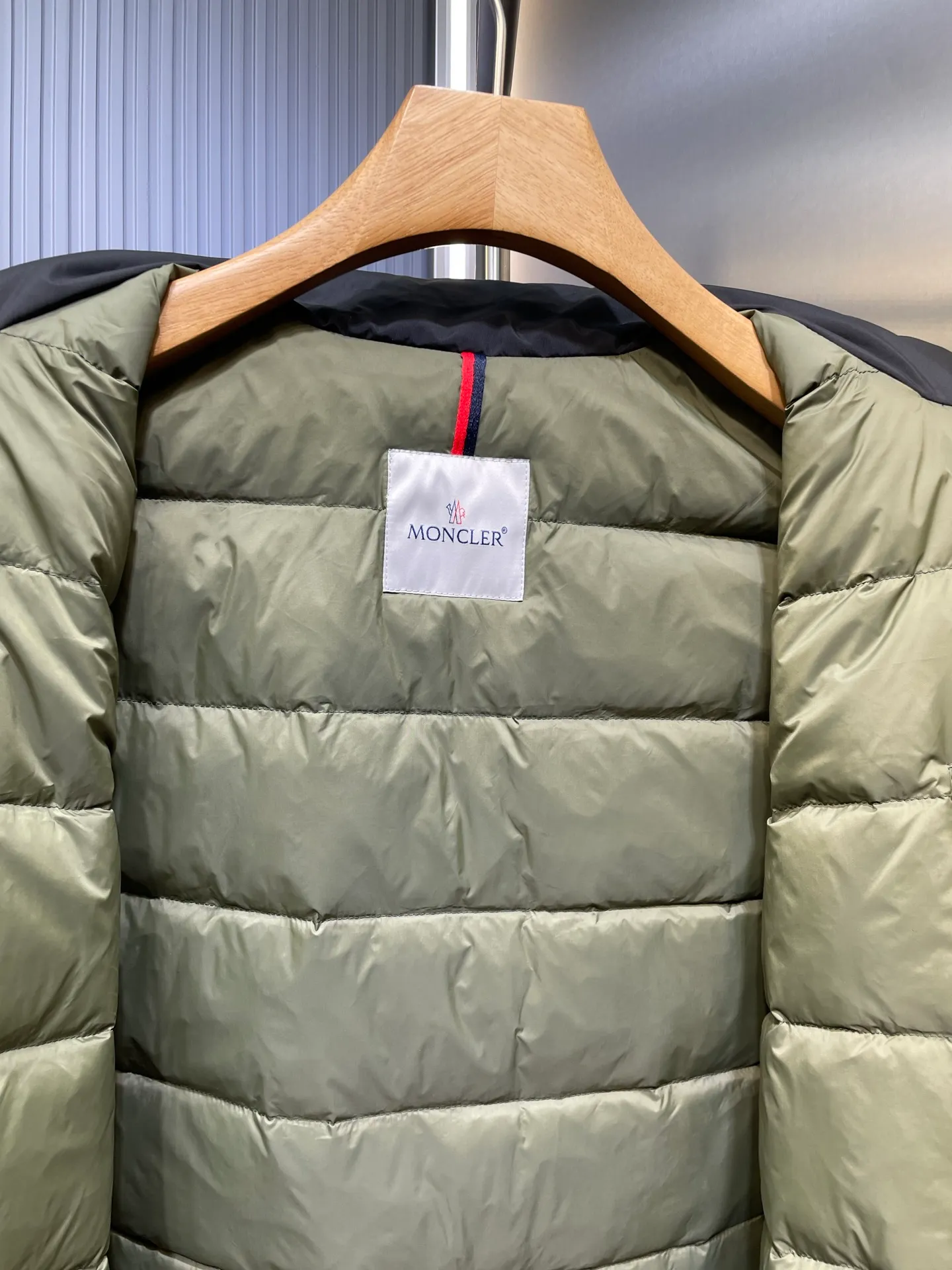 P1000 Moncler🌟Down Jacket The latest fashion designer down jacket for autumn and winter 2025. Every detail shows high-end craftsmanship. The design changes of structural tailoring show the diverse image changes of men. It is slim and neat, and tailored to meet the current popular multi-layered wear. Versatile style for life. G8644 Code number: 12345