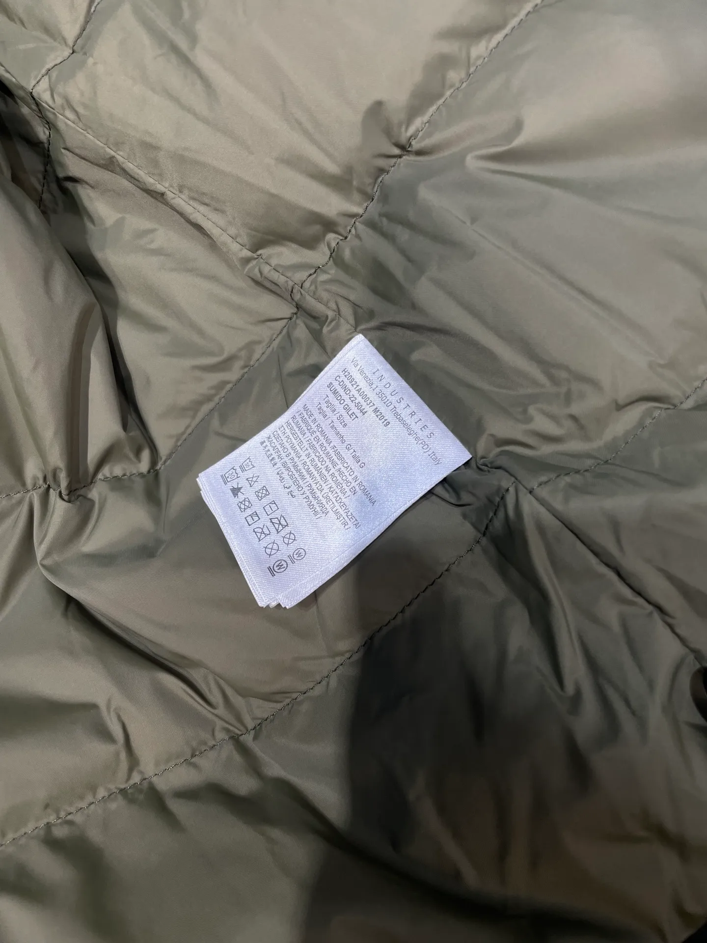 P1000 Moncler🌟Down Jacket The latest fashion designer down jacket for autumn and winter 2025. Every detail shows high-end craftsmanship. The design changes of structural tailoring show the diverse image changes of men. It is slim and neat, and tailored to meet the current popular multi-layered wear. Versatile style for life. G8644 Code number: 12345