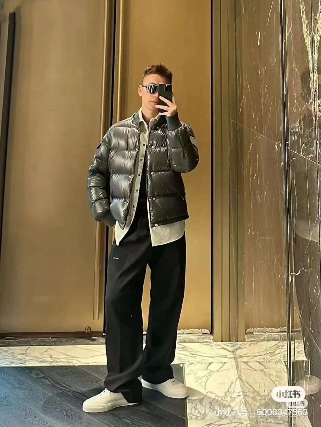 P920 [Top version] MONCLER/Mongolian, 2024ss latest classic autumn and winter down jacket #The highest version on the market 1:1 replica developed from the original board Fabric: Made of heavy industry top 90 white duck down, full and fluffy The hardware accessories are all imported original customization. Full of thickness The texture is different from market products Can be compared at the counter Highly restored Same style for men and women Counter synchronization Code number: 1 2 3 4 5