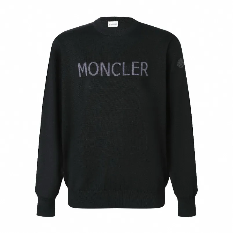 P420 Exclusive supply] Moncler letter logo round neck sweater (black) The fabric is made of wool blended fabric, mainly 95% wool, combined with 4% nylon and 1% spandex. The main body of wool ensures the warmth and comfort of the clothing. The addition of a small amount of nylon and spandex significantly improves the elasticity and wear resistance. The ribbed decorative parts are made of 100% wool, which further enhances the overall texture. Through the high needle count and fine gauge loom, combined with the orderly direction of the internal yarn, the floating yarn is cleverly woven and stored, with almost no unnecessary thread mess. The color switching of each group of letters is synchronized with the knitting needle in milliseconds, forming a delicate jacquard letter LOGO decoration on the chest. Size:S/M/L/XL