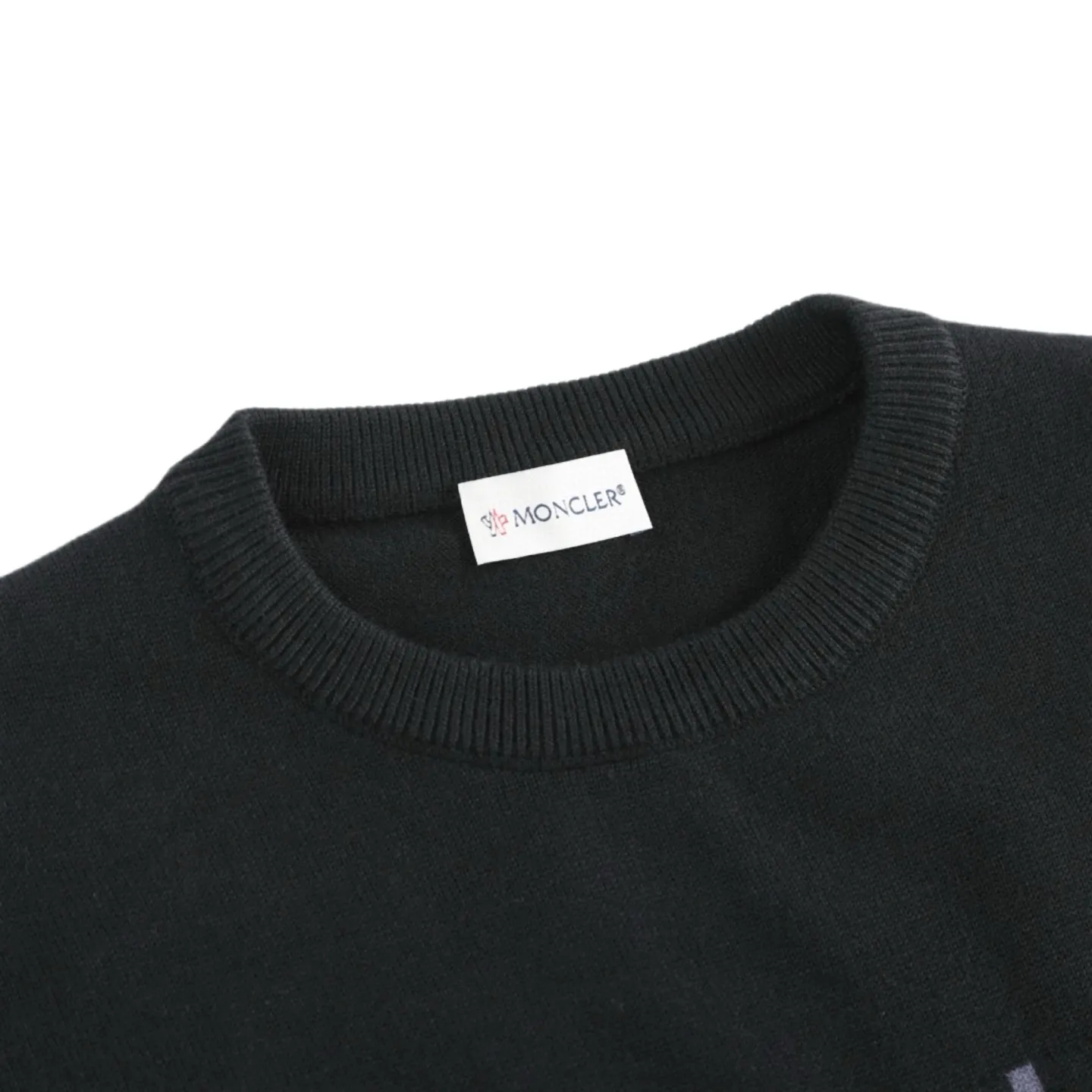P420 Exclusive supply] Moncler letter logo round neck sweater (black) The fabric is made of wool blended fabric, mainly 95% wool, combined with 4% nylon and 1% spandex. The main body of wool ensures the warmth and comfort of the clothing. The addition of a small amount of nylon and spandex significantly improves the elasticity and wear resistance. The ribbed decorative parts are made of 100% wool, which further enhances the overall texture. Through the high needle count and fine gauge loom, combined with the orderly direction of the internal yarn, the floating yarn is cleverly woven and stored, with almost no unnecessary thread mess. The color switching of each group of letters is synchronized with the knitting needle in milliseconds, forming a delicate jacquard letter LOGO decoration on the chest. Size:S/M/L/XL