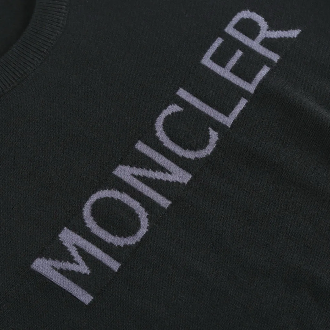 P420 Exclusive supply] Moncler letter logo round neck sweater (black) The fabric is made of wool blended fabric, mainly 95% wool, combined with 4% nylon and 1% spandex. The main body of wool ensures the warmth and comfort of the clothing. The addition of a small amount of nylon and spandex significantly improves the elasticity and wear resistance. The ribbed decorative parts are made of 100% wool, which further enhances the overall texture. Through the high needle count and fine gauge loom, combined with the orderly direction of the internal yarn, the floating yarn is cleverly woven and stored, with almost no unnecessary thread mess. The color switching of each group of letters is synchronized with the knitting needle in milliseconds, forming a delicate jacquard letter LOGO decoration on the chest. Size:S/M/L/XL