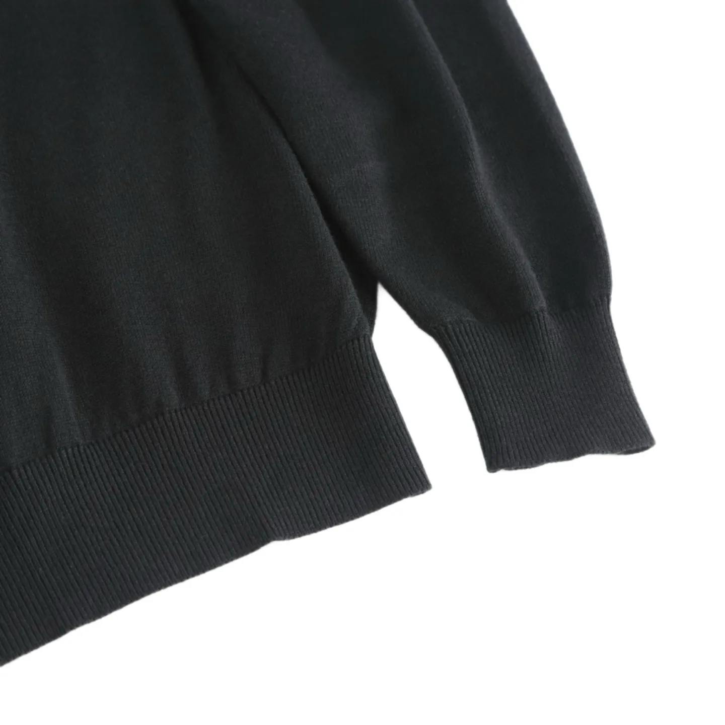 P420 Exclusive supply] Moncler letter logo round neck sweater (black) The fabric is made of wool blended fabric, mainly 95% wool, combined with 4% nylon and 1% spandex. The main body of wool ensures the warmth and comfort of the clothing. The addition of a small amount of nylon and spandex significantly improves the elasticity and wear resistance. The ribbed decorative parts are made of 100% wool, which further enhances the overall texture. Through the high needle count and fine gauge loom, combined with the orderly direction of the internal yarn, the floating yarn is cleverly woven and stored, with almost no unnecessary thread mess. The color switching of each group of letters is synchronized with the knitting needle in milliseconds, forming a delicate jacquard letter LOGO decoration on the chest. Size:S/M/L/XL
