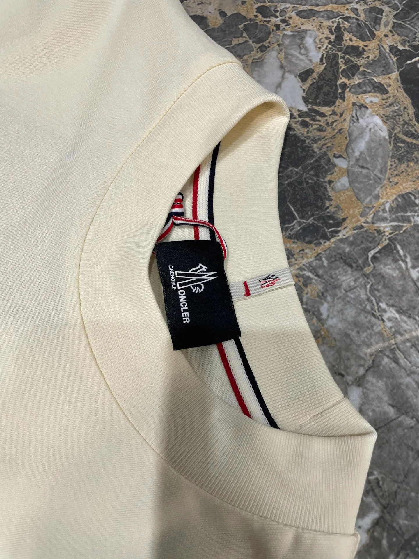 P350 MONCLER round neck logo long-sleeved cotton T-shirt purchased and developed for 4400, 230g double-strand combed cotton, 1*1 rib, high temperature heat transfer, fabric splicing, fabric enzyme washing, customized 1:1 webbing, customized 1:1 trademark, loose fit size: S M L XL