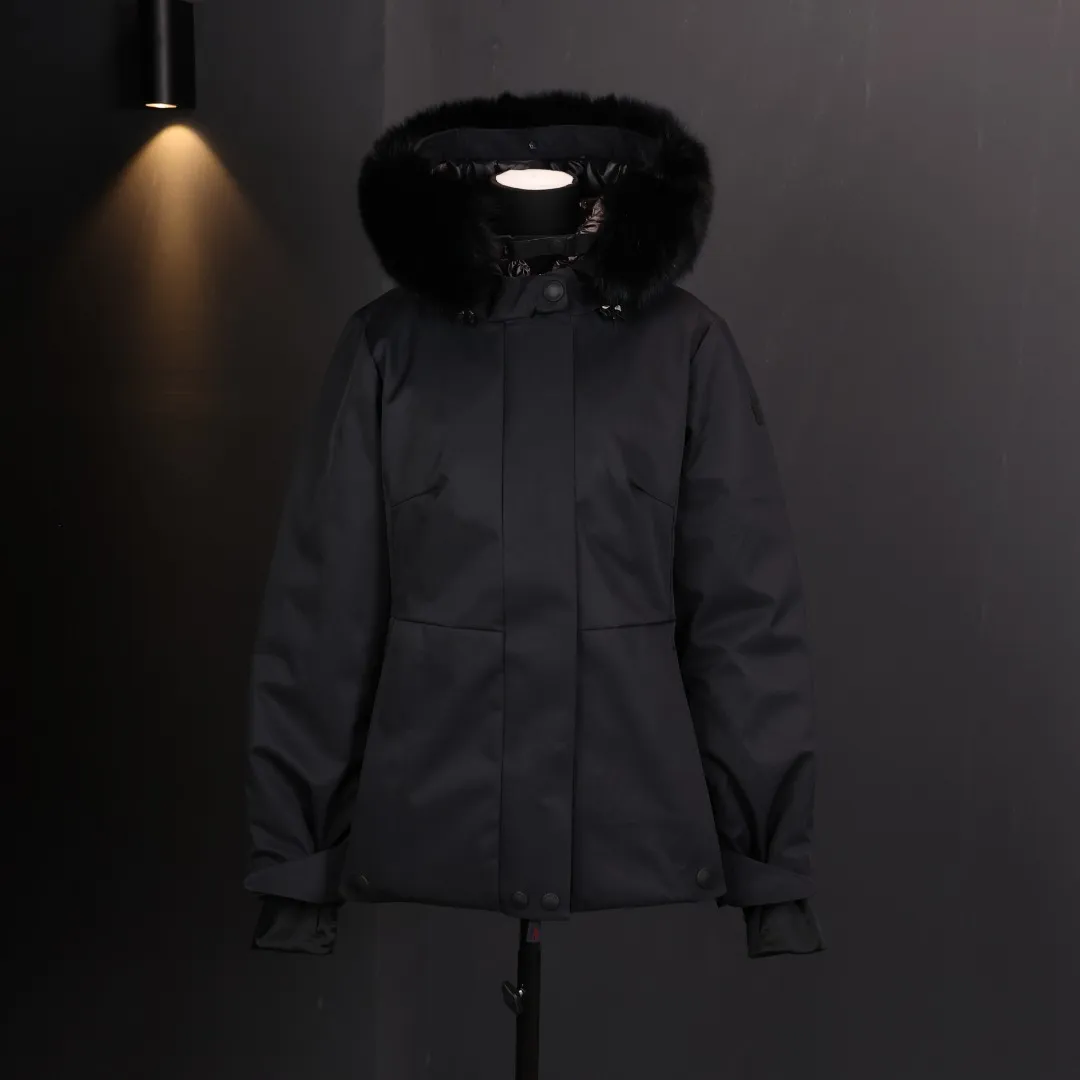 Moncl The ski series is a professional series born for the outdoors. It is a set of down models that take into account practicality, functionality and fashion. It is an upgrade based on the basics. It can be said that it has both appearance and connotation. As a national treasure brand, Meng Down has been a popular style for many years. In addition to its style and design, it is in line with the Asian body shape and has been unanimously recognized by Orientals! In terms of its outdoor function, texture and practical price-performance ratio, it has been certified by domestic and foreign users as the best. As a "feather emperor" down jacket, this feminine autumn and winter lady series model is not to be missed. The hair volume should be visible intuitively. These are hard goods of high quality. If you put them anywhere, they are more than our price. The price has doubled, and it has a better high-end customer group. It is recommended!  The hair needle has a fine tip, and the fluffiness is deep and hard to see. Touch it: touch it gently with your hand. It will feel thick and soft, and the hair is thick and plump. If you put your hand on it, it is warm, which means it is real fur. If it feels rough, it means it is artificial fiber. Look with your own eyes. The fur has a natural color and shine, which makes it look very comfortable and makes you feel like you want to own it. However, the color of artificial hair is relatively dull and not easy to catch the eye. ;The most important and obvious point is that real hair does not have a pungent smell and does not have the plastic smell of artificial hair!  Original trade order! Outdoor down jacket, popular classic version at the counter, slightly wide cut, very suitable for the body, and refuse to be bloated! The fabric feels very textured, thick and easy to care for, and the inside is also very delicate! There is absolutely no ambiguity when it comes to fabrics! The shell fabric is made of custom-woven HIGH Performance functional fiber, which is windproof, waterproof, insulating, breathable, and lightweight. All five skills are online. The inner filling is 90% Japanese standard white goose down. The outer shell fabric is pressed. The down is warm enough but not too fluffy, making the upper body incomparably slimmer. The clothes are thickened and very warm. As a snow suit, they are windproof, waterproof and warm! Wear this down jacket with a thin sweater underneath to survive the winter!  Composite waterproof and windproof ski suits. Throughout the autumn and winter, there have been many series of muffler ski suits, which are both warm and beautiful. We have produced many models of this series, and the quality is no longer needed. The export order only has one batch of goods, and it is out of print‼ ️‼ ️ Yuhuang's top luxury product series, the most exclusive and peerless quality first launched on the entire network, Mon* top series ski wear, this layer is made of composite waterproof and windproof outdoor sports fabrics, the wool volume and fluffiness are unusual for domestically produced wool, there are few in China with such wool volume and texture, the specific product situation is not ambiguous at all, genuine goods at a reasonable price Code A-Ck170