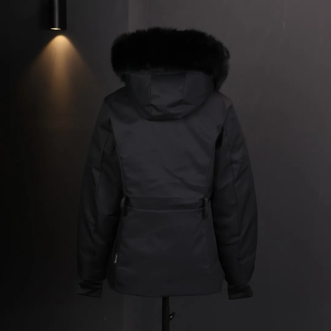 Moncl The ski series is a professional series born for the outdoors. It is a set of down models that take into account practicality, functionality and fashion. It is an upgrade based on the basics. It can be said that it has both appearance and connotation. As a national treasure brand, Meng Down has been a popular style for many years. In addition to its style and design, it is in line with the Asian body shape and has been unanimously recognized by Orientals! In terms of its outdoor function, texture and practical price-performance ratio, it has been certified by domestic and foreign users as the best. As a "feather emperor" down jacket, this feminine autumn and winter lady series model is not to be missed. The hair volume should be visible intuitively. These are hard goods of high quality. If you put them anywhere, they are more than our price. The price has doubled, and it has a better high-end customer group. It is recommended!  The hair needle has a fine tip, and the fluffiness is deep and hard to see. Touch it: touch it gently with your hand. It will feel thick and soft, and the hair is thick and plump. If you put your hand on it, it is warm, which means it is real fur. If it feels rough, it means it is artificial fiber. Look with your own eyes. The fur has a natural color and shine, which makes it look very comfortable and makes you feel like you want to own it. However, the color of artificial hair is relatively dull and not easy to catch the eye. ;The most important and obvious point is that real hair does not have a pungent smell and does not have the plastic smell of artificial hair!  Original trade order! Outdoor down jacket, popular classic version at the counter, slightly wide cut, very suitable for the body, and refuse to be bloated! The fabric feels very textured, thick and easy to care for, and the inside is also very delicate! There is absolutely no ambiguity when it comes to fabrics! The shell fabric is made of custom-woven HIGH Performance functional fiber, which is windproof, waterproof, insulating, breathable, and lightweight. All five skills are online. The inner filling is 90% Japanese standard white goose down. The outer shell fabric is pressed. The down is warm enough but not too fluffy, making the upper body incomparably slimmer. The clothes are thickened and very warm. As a snow suit, they are windproof, waterproof and warm! Wear this down jacket with a thin sweater underneath to survive the winter!  Composite waterproof and windproof ski suits. Throughout the autumn and winter, there have been many series of muffler ski suits, which are both warm and beautiful. We have produced many models of this series, and the quality is no longer needed. The export order only has one batch of goods, and it is out of print‼ ️‼ ️ Yuhuang's top luxury product series, the most exclusive and peerless quality first launched on the entire network, Mon* top series ski wear, this layer is made of composite waterproof and windproof outdoor sports fabrics, the wool volume and fluffiness are unusual for domestically produced wool, there are few in China with such wool volume and texture, the specific product situation is not ambiguous at all, genuine goods at a reasonable price Code A-Ck170