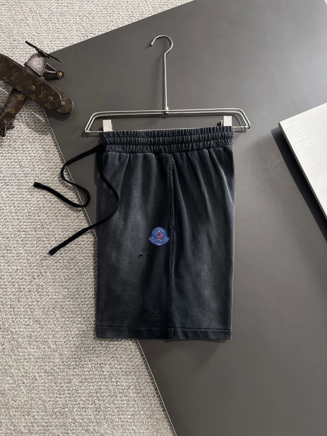 Next day shipment P300 High quality MONCLER/muzzle 2025 spring and summer new style high-definition elastic band casual solid color loose shorts, made with machines imported from Italy. The hem of the trousers is stitched with two needles. The stitching is fine and firm. The fabric is customized at the counter and has high breathability and comfort. The details are impeccable. The brand element design concept reflects high quality. It feels delicate and soft! It presents a casual cut and the upper body shape is great! Size: S-XXL