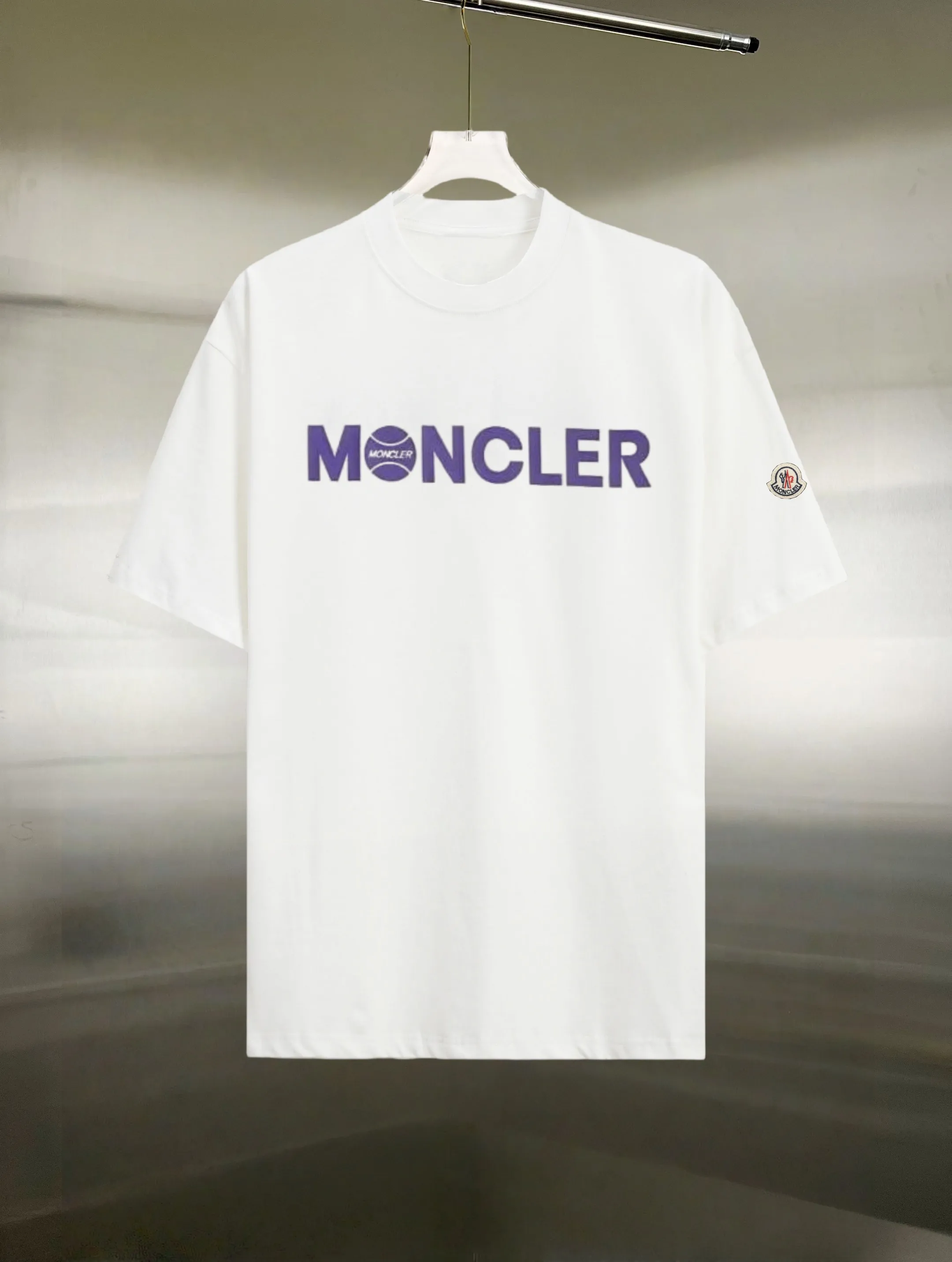 P130 Style: Moncler/muzzled short-sleeved T-shirt Fabric: 300g double yarn 100% cotton Rib: 320g Solona Process: Printing Color: White Black Size: S M L XL XXL No gender distinction, same style for men and women