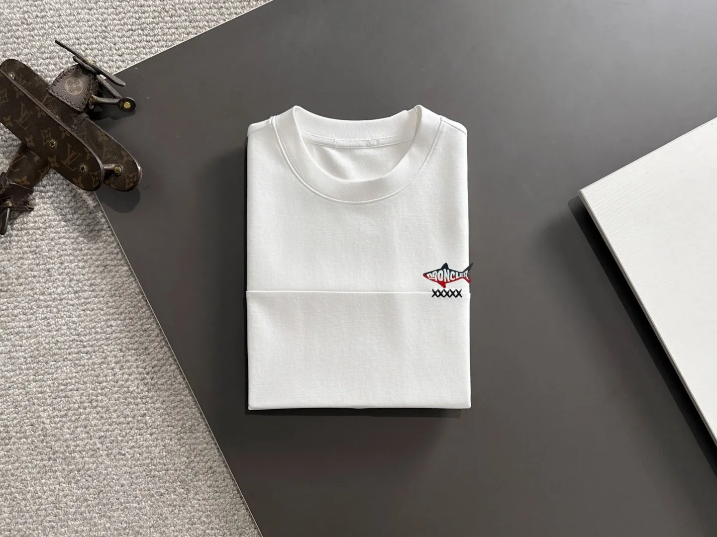 Next day delivery P300 high version MONCLER/muzzled 25ss spring and summer new high-definition T-shirt. Made with machines imported from Italy. Truly the most luxurious and high-quality. The style that you can wear with your eyes closed. Heavy combed fabrics. High-strength and heavy-weight fabrics feel substantial when weighed. The upper body is more textured than ordinary T-shirts and is not easy to deform. This texture can cope with the weather. It absorbs sweat and is breathable, suitable for both hot and cold conditions! Perfectly produced with reference to the original stitch and stitch! The loose fit design is super noble. Custom-woven signature ribbed collar, cuffs, and hem. Really rare and rare goods Size: M-XXXL