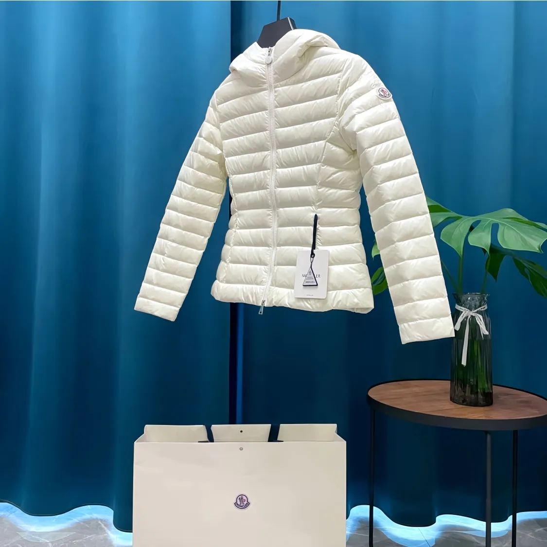 P700 Moncler➡️Lightweight hooded down jacket for women. This counter was sold out as soon as it was launched. It is not only warm, but also stylish, and the upper body effect is very good. This kind of warmth and cold protection also has the QIANG aura, it is amazing! All this will surely create a new generation of fashion!!! 90 Euro standard velvet filling! The true DING-level softness and warmth are unparalleled. The softness is the most intuitive feeling...a magical tool for keeping warm in winter! Style and temperature coexist! It’s classic and versatile, so it’s a must-have for keeping warm! Size: 1 size, 2 size, 3 size, 4 size