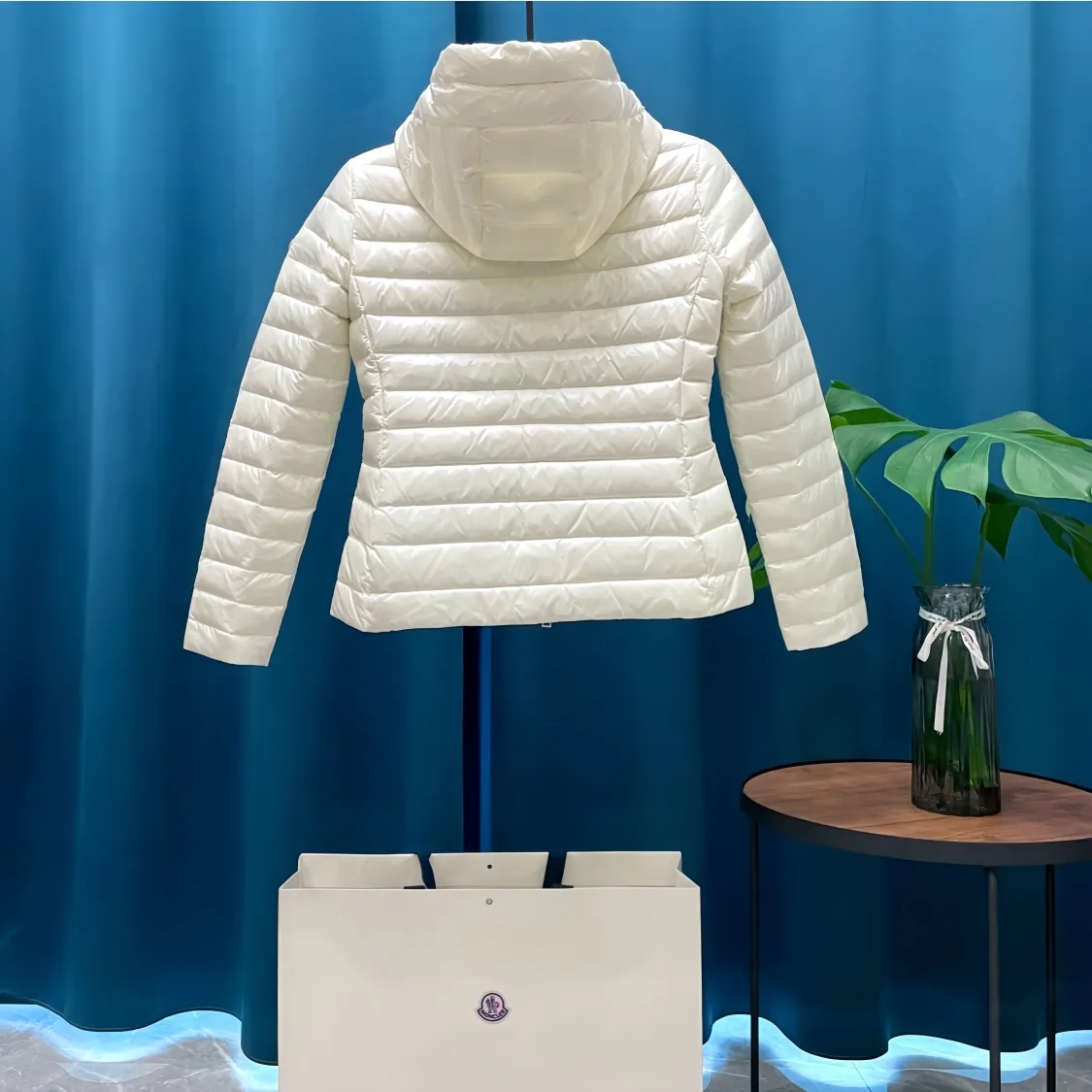 P700 Moncler➡️Lightweight hooded down jacket for women. This counter was sold out as soon as it was launched. It is not only warm, but also stylish, and the upper body effect is very good. This kind of warmth and cold protection also has the QIANG aura, it is amazing! All this will surely create a new generation of fashion!!! 90 Euro standard velvet filling! The true DING-level softness and warmth are unparalleled. The softness is the most intuitive feeling...a magical tool for keeping warm in winter! Style and temperature coexist! It’s classic and versatile, so it’s a must-have for keeping warm! Size: 1 size, 2 size, 3 size, 4 size