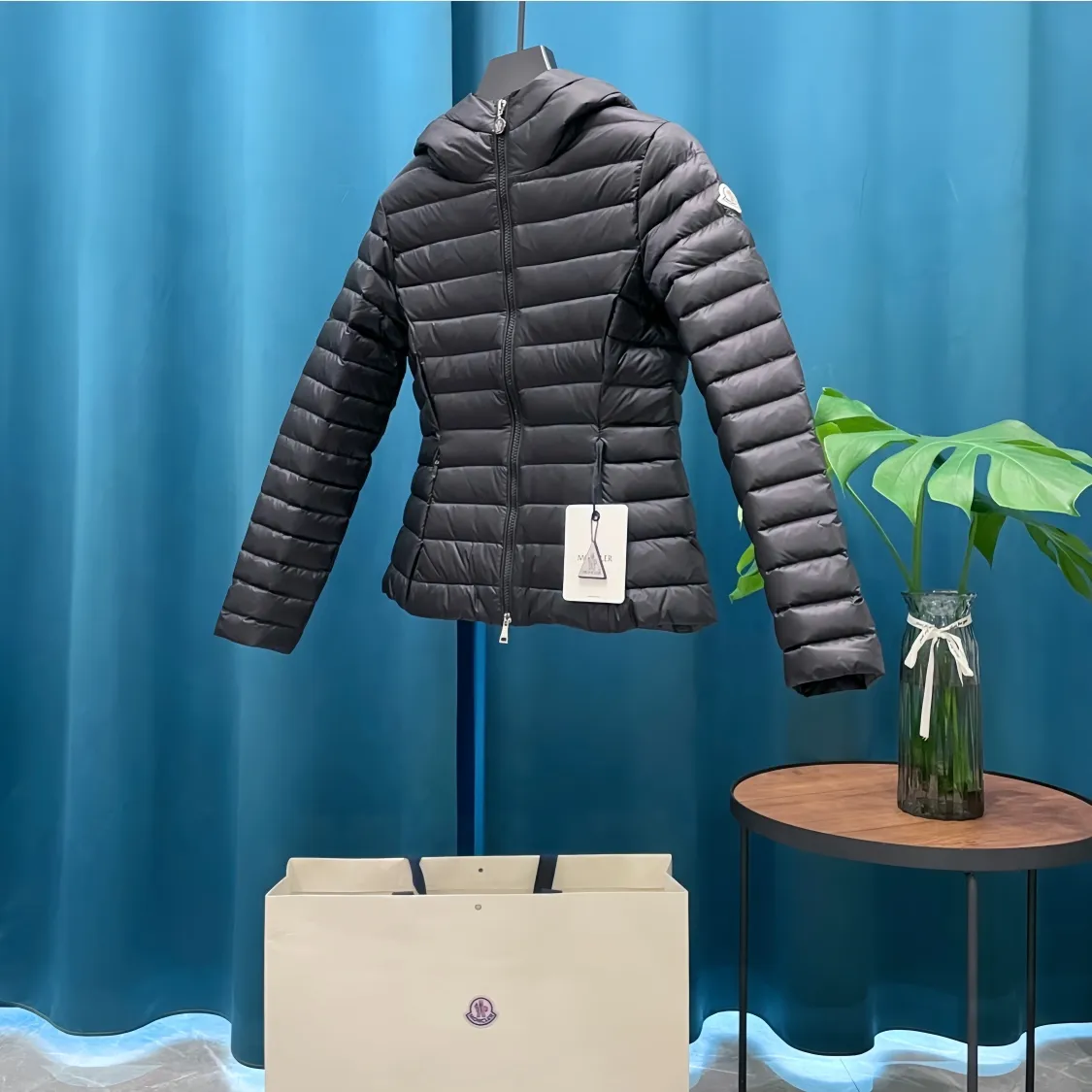 P700 Moncler➡️Lightweight hooded down jacket for women. This counter was sold out as soon as it was launched. It is not only warm, but also stylish, and the upper body effect is very good. This kind of warmth and cold protection also has the QIANG aura, it is amazing! All this will surely create a new generation of fashion!!! 90 Euro standard velvet filling! The true DING-level softness and warmth are unparalleled. The softness is the most intuitive feeling...a magical tool for keeping warm in winter! Style and temperature coexist! It’s classic and versatile, so it’s a must-have for keeping warm! Size: 1 size, 2 size, 3 size, 4 size