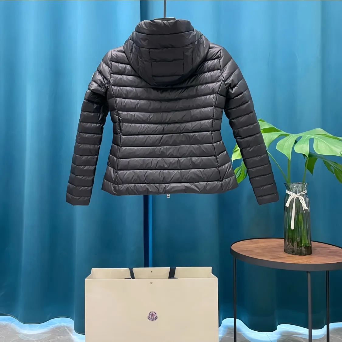 P700 Moncler➡️Lightweight hooded down jacket for women. This counter was sold out as soon as it was launched. It is not only warm, but also stylish, and the upper body effect is very good. This kind of warmth and cold protection also has the QIANG aura, it is amazing! All this will surely create a new generation of fashion!!! 90 Euro standard velvet filling! The true DING-level softness and warmth are unparalleled. The softness is the most intuitive feeling...a magical tool for keeping warm in winter! Style and temperature coexist! It’s classic and versatile, so it’s a must-have for keeping warm! Size: 1 size, 2 size, 3 size, 4 size