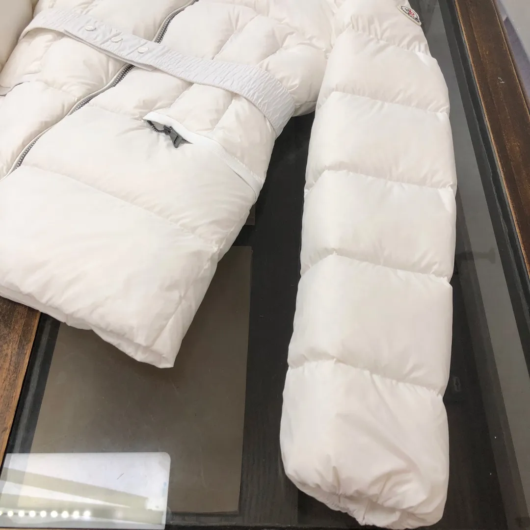 P980 🆕MONCLER Women's hooded short wool collared down jacket, the original version is made 1:1👍 There is an elastic waistband at the back, plus a color matching activity belt, the fabric is soft and comfortable, 90 velvet has good fill power, the slim cut upper body is light and neat, warm and not bloated✨👍 Color: black, white Size: 1234