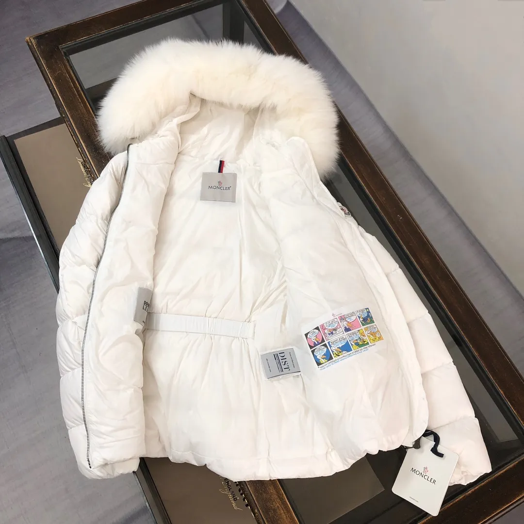 P980 🆕MONCLER Women's hooded short wool collared down jacket, the original version is made 1:1👍 There is an elastic waistband at the back, plus a color matching activity belt, the fabric is soft and comfortable, 90 velvet has good fill power, the slim cut upper body is light and neat, warm and not bloated✨👍 Color: black, white Size: 1234