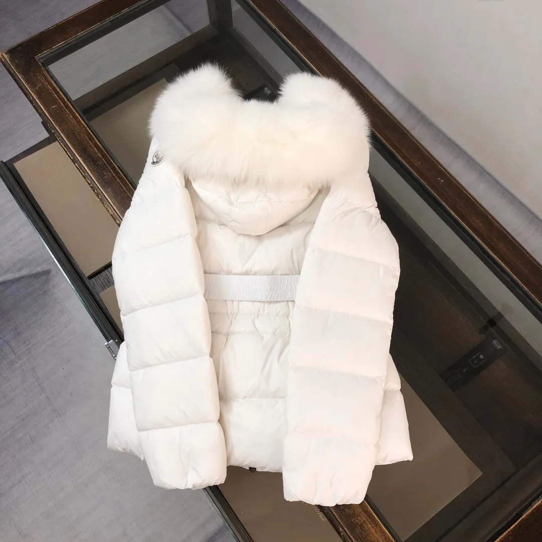 P980 🆕MONCLER Women's hooded short wool collared down jacket, the original version is made 1:1👍 There is an elastic waistband at the back, plus a color matching activity belt, the fabric is soft and comfortable, 90 velvet has good fill power, the slim cut upper body is light and neat, warm and not bloated✨👍 Color: black, white Size: 1234