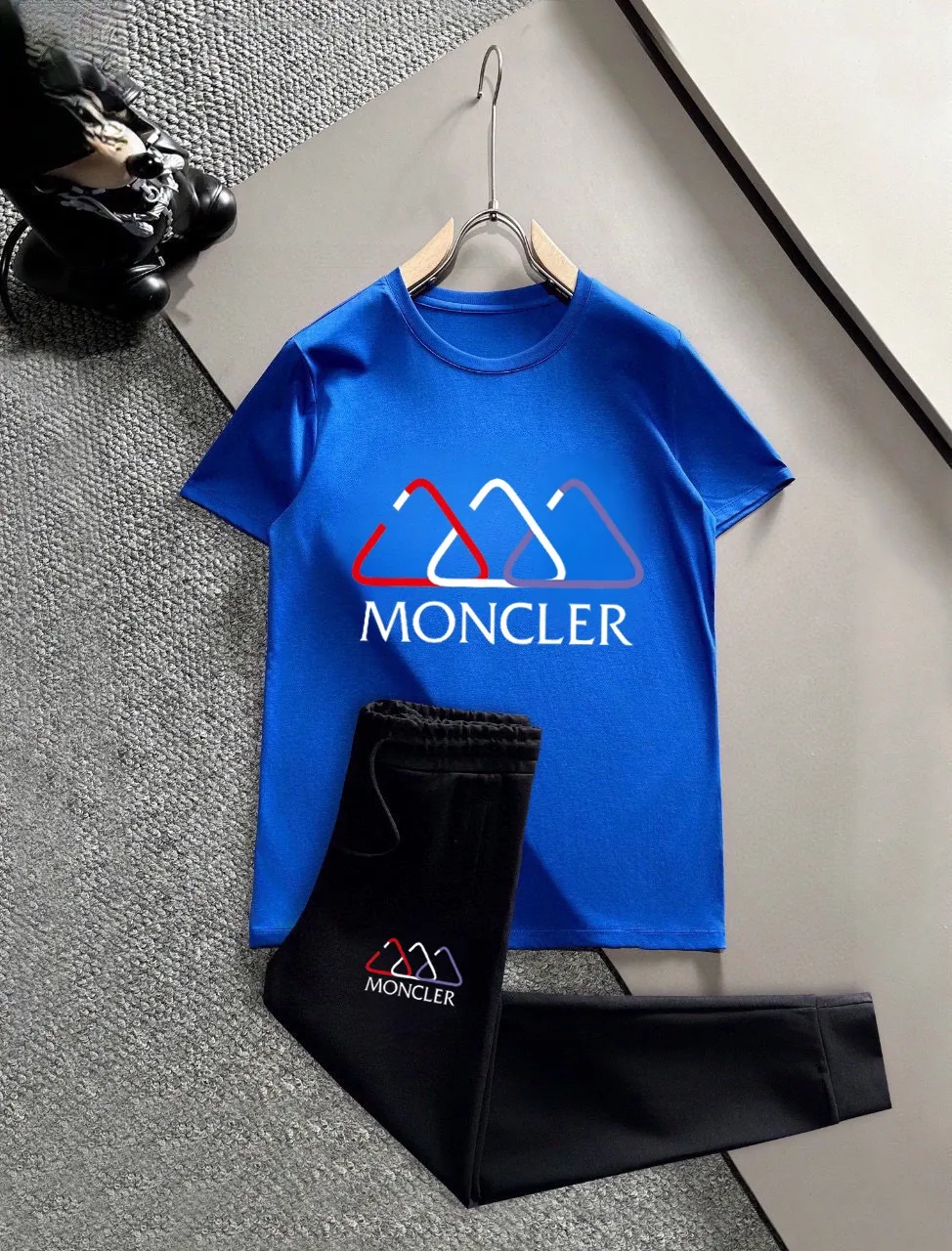 P320 [MONCLER] (Fat Man's Gospel) The same style as the 2025 official website. World-renowned luxury brand. Summer men's (double mercerized) high-quality 🐂 suit. It is made of imported original fabrics. It is a fashion trend of the season and a versatile hit. Simple and elegant, precise workmanship allows you to be at the top of fashion. Size: M-5XL (can be worn up to 220 pounds)