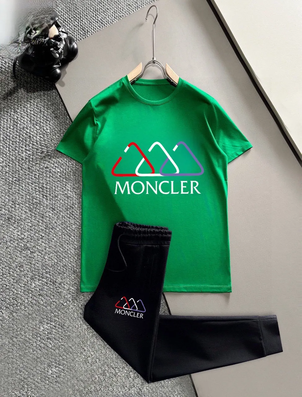 P320 [MONCLER] (Fat Man's Gospel) The same style as the 2025 official website. World-renowned luxury brand. Summer men's (double mercerized) high-quality 🐂 suit. It is made of imported original fabrics. It is a fashion trend of the season and a versatile hit. Simple and elegant, precise workmanship allows you to be at the top of fashion. Size: M-5XL (can be worn up to 220 pounds)