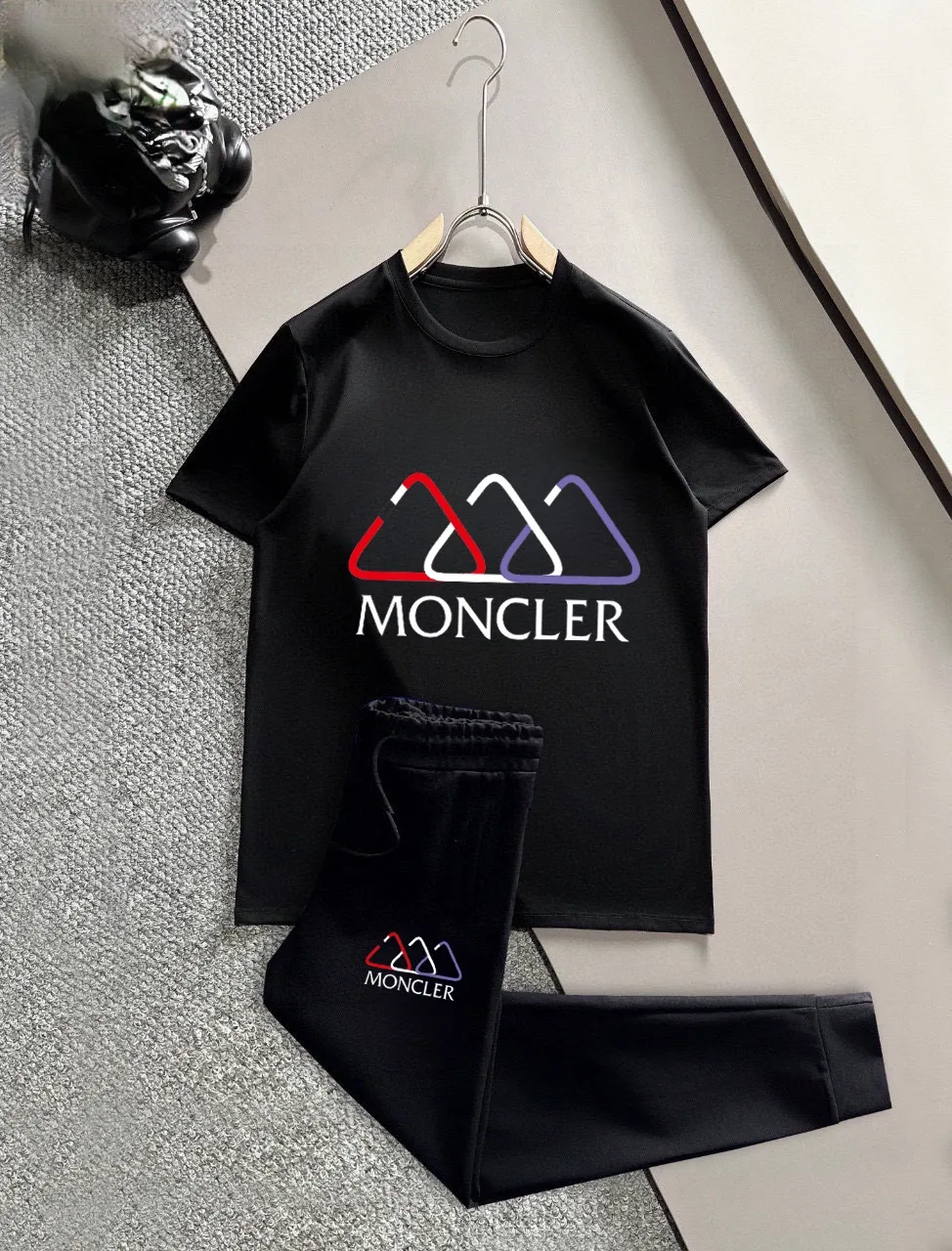 P320 [MONCLER] (Fat Man's Gospel) The same style as the 2025 official website. World-renowned luxury brand. Summer men's (double mercerized) high-quality 🐂 suit. It is made of imported original fabrics. It is a fashion trend of the season and a versatile hit. Simple and elegant, precise workmanship allows you to be at the top of fashion. Size: M-5XL (can be worn up to 220 pounds)