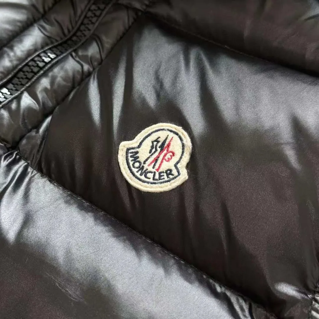 P400 Top real shot, differentiated currency] 𝗠𝗼𝗻𝗰𝗲𝗿/Mask Down Vest Model No. DJ77101 The Maya/Maya Down Vest Moncler Archives Collection has been waiting for a year. The maya down vest is made of iconic shiny lacquered nylon and is equipped with high-performance details to provide warmth and protection. This Moncler classic piece is equipped with a detachable hood to enhance the protective performance of the overall design. •NFC chip anti-counterfeiting •Made of lacquered nylon •Painted nylon •Filled with down •Detachable hood •Zipper closure •Outer pocket with zipper closure •Elastic drawstring at the hem The detachable hood gives this down vest more matching options. Toray glossy outer material is provided by customers. 15D nylon fabric/lining is of the highest standard. The fabric feels smooth and has a very textured feel. The entire down jacket has four layers of fabric in total, and the two inner layers are made of the best 400D liner cloth and woolen! It is filled with imported European standard 90% white duck down, with high fluffiness, high gram weight and down content. The feel is excellent in all aspects. You can hardly feel the hair stalks, and you don’t have to worry about the velvet problem. It can effectively lock in and collect heat. You can feel its plump state by looking at the real photos. It is quite light on the upper body and does not feel bloated at all. Double zipper pockets on both sides, No. 5 resin zipper closure method; soft and not stuck; there is no problem in putting a mobile phone card holder! The resin zipper blocks the wind; it blocks the cold wind in the cold winter! Original durable accessories and hardware ~ all made to order! It shows the aura of big brands everywhere, highlights the high-end style and quality, is simple and elegant, and looks good no matter how you wear it. Mengkou has been focusing on production for 8 years. The perfect combination of every link ensures the smoothness of each piece of clothing. It is the Rolls-Royce of down jackets~ Color: Black Size: 1-2-3-4-5