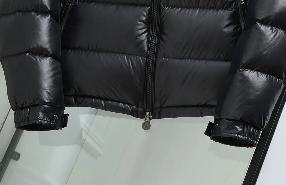 P720. 💎Highest quality💎 New Mayan style muzzle down jacket, versatile and evergreen, the same style as Eason Chan, Moncler, a famous brand of outdoor sports equipment in France, the original hot-selling down jacket, the same style as celebrities, national standard 90 white duck down, extra large filling, super warm, lining is anti-drilling velvet and lint-proof, detachable hood, ultra-light and feels super good, comfortable to wear, authentic craftsmanship details are in place The upper body effect is super good, black with gray lining is a classic and versatile style, a must-have item for everyone! Color: black Code number: 1 2 3 4 5 6