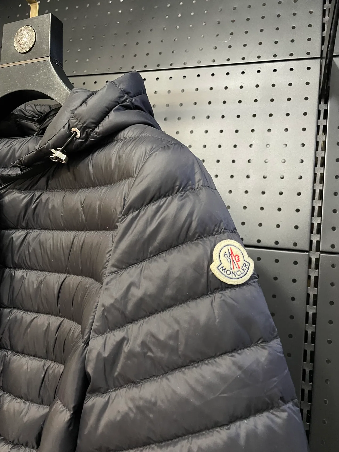 P720 2024 season new arrival 23Moncler OREDON women's mid-length slim belted goose down jacket. ✨Complete three standards, synchronized with counters ✨90 goose down filling ✨Slim-fitting design of the belt, not picky Sizes 0-3