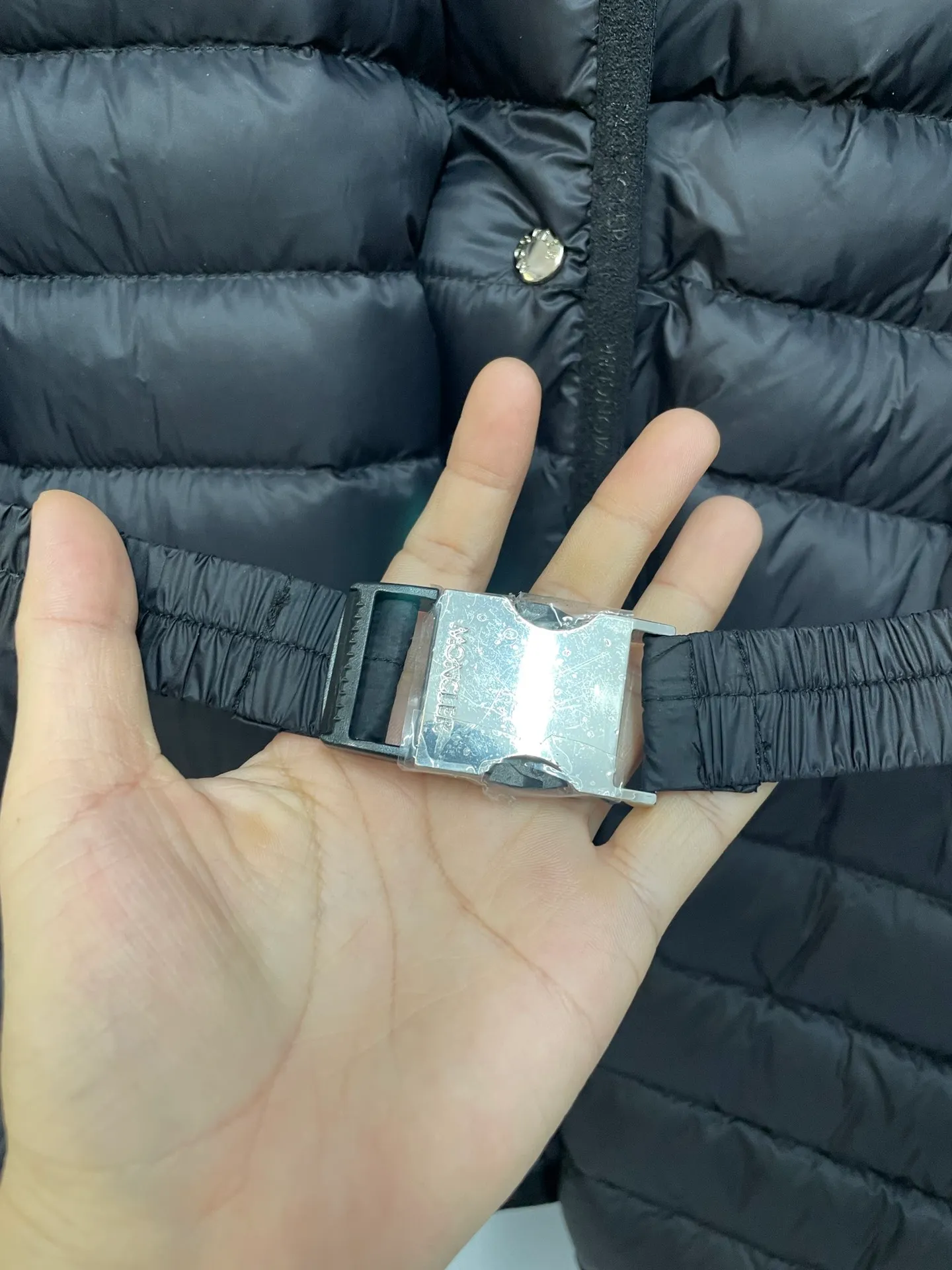 P720 2024 season new arrival 23Moncler OREDON women's mid-length slim belted goose down jacket. ✨Complete three standards, synchronized with counters ✨90 goose down filling ✨Slim-fitting design of the belt, not picky Sizes 0-3