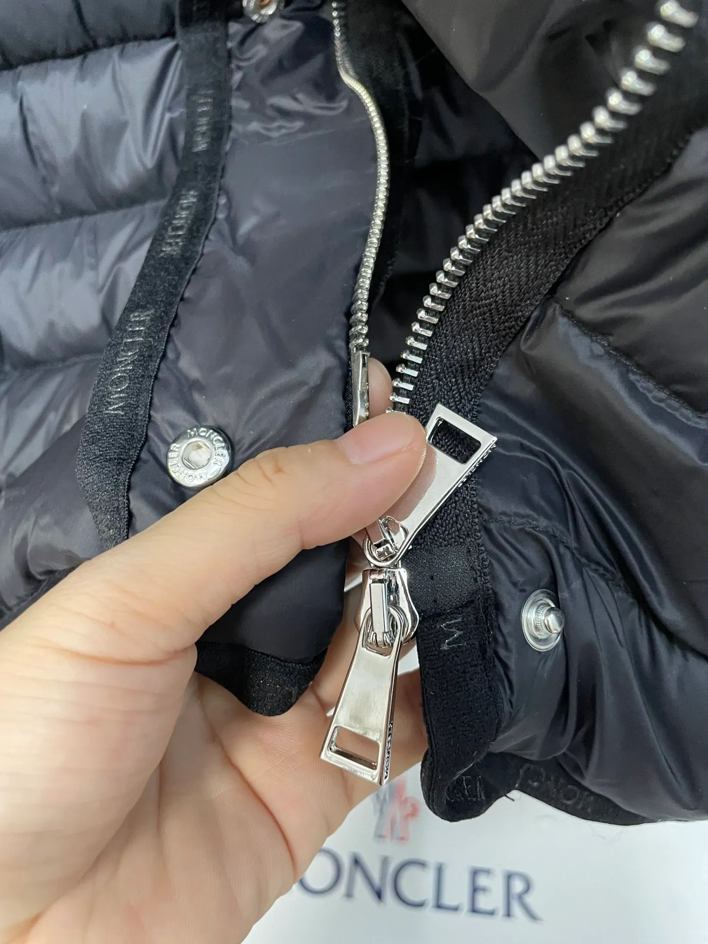 P720 2024 season new arrival 23Moncler OREDON women's mid-length slim belted goose down jacket. ✨Complete three standards, synchronized with counters ✨90 goose down filling ✨Slim-fitting design of the belt, not picky Sizes 0-3