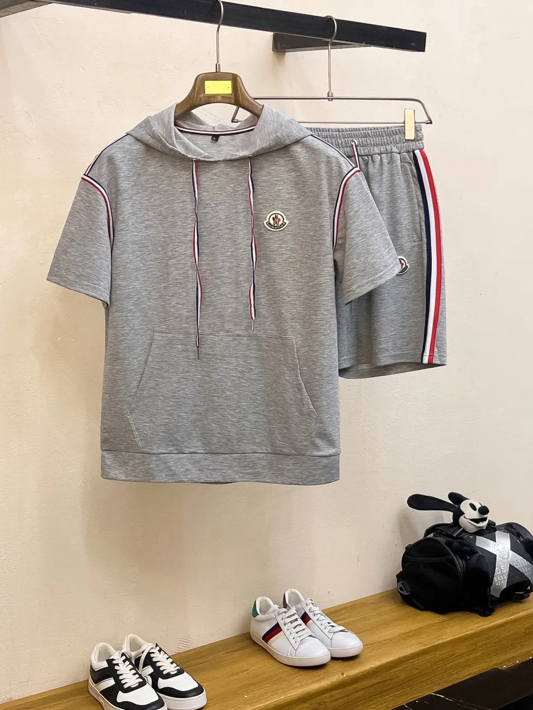 P560 Brand [MONCLER Mouth Covered] 2025 round neck short-sleeved shorts suit. The pure cotton fabric upper body will not be stuffy. The smooth and comfortable skin-friendly effect is more breathable. The fabric has its own texture. Classic logo technology. A new interpretation from a unique angle. Fashionable and versatile! Size: M-3XL (maximum wear: 190 pounds)