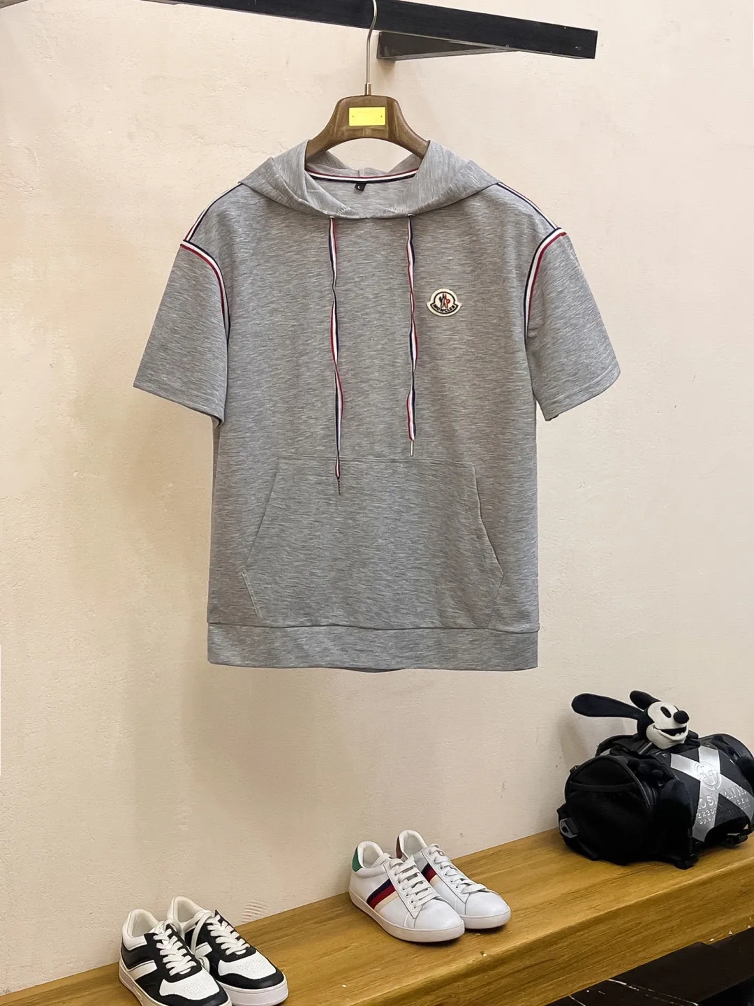 P560 Brand [MONCLER Mouth Covered] 2025 round neck short-sleeved shorts suit. The pure cotton fabric upper body will not be stuffy. The smooth and comfortable skin-friendly effect is more breathable. The fabric has its own texture. Classic logo technology. A new interpretation from a unique angle. Fashionable and versatile! Size: M-3XL (maximum wear: 190 pounds)