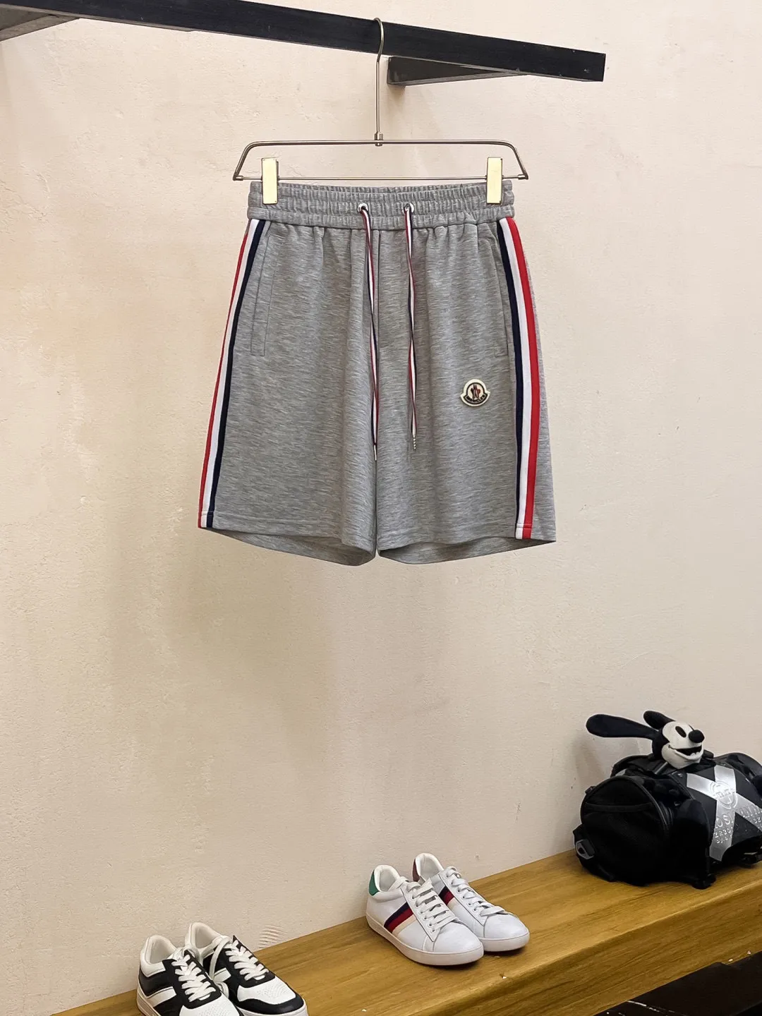 P560 Brand [MONCLER Mouth Covered] 2025 round neck short-sleeved shorts suit. The pure cotton fabric upper body will not be stuffy. The smooth and comfortable skin-friendly effect is more breathable. The fabric has its own texture. Classic logo technology. A new interpretation from a unique angle. Fashionable and versatile! Size: M-3XL (maximum wear: 190 pounds)