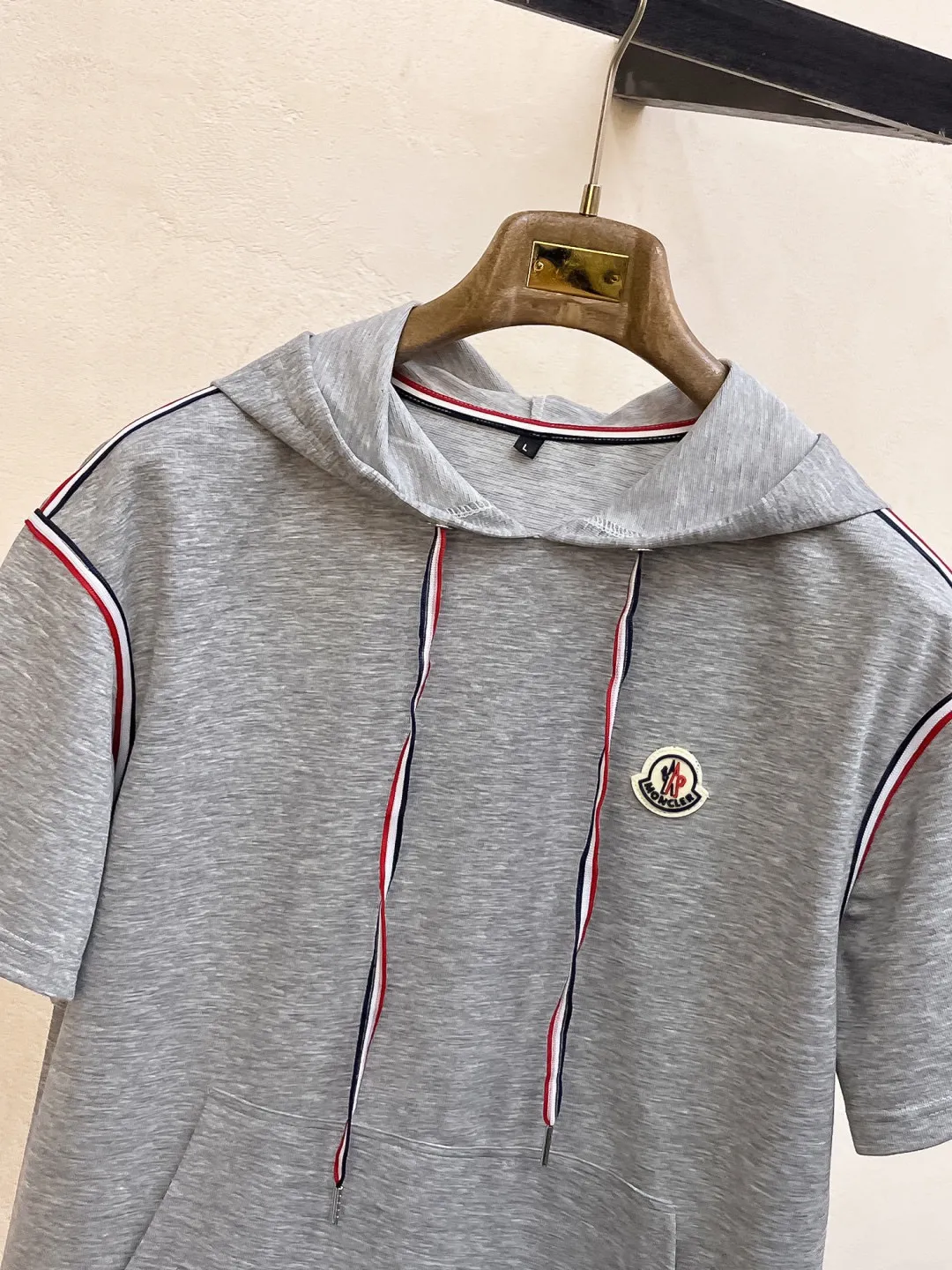 P560 Brand [MONCLER Mouth Covered] 2025 round neck short-sleeved shorts suit. The pure cotton fabric upper body will not be stuffy. The smooth and comfortable skin-friendly effect is more breathable. The fabric has its own texture. Classic logo technology. A new interpretation from a unique angle. Fashionable and versatile! Size: M-3XL (maximum wear: 190 pounds)