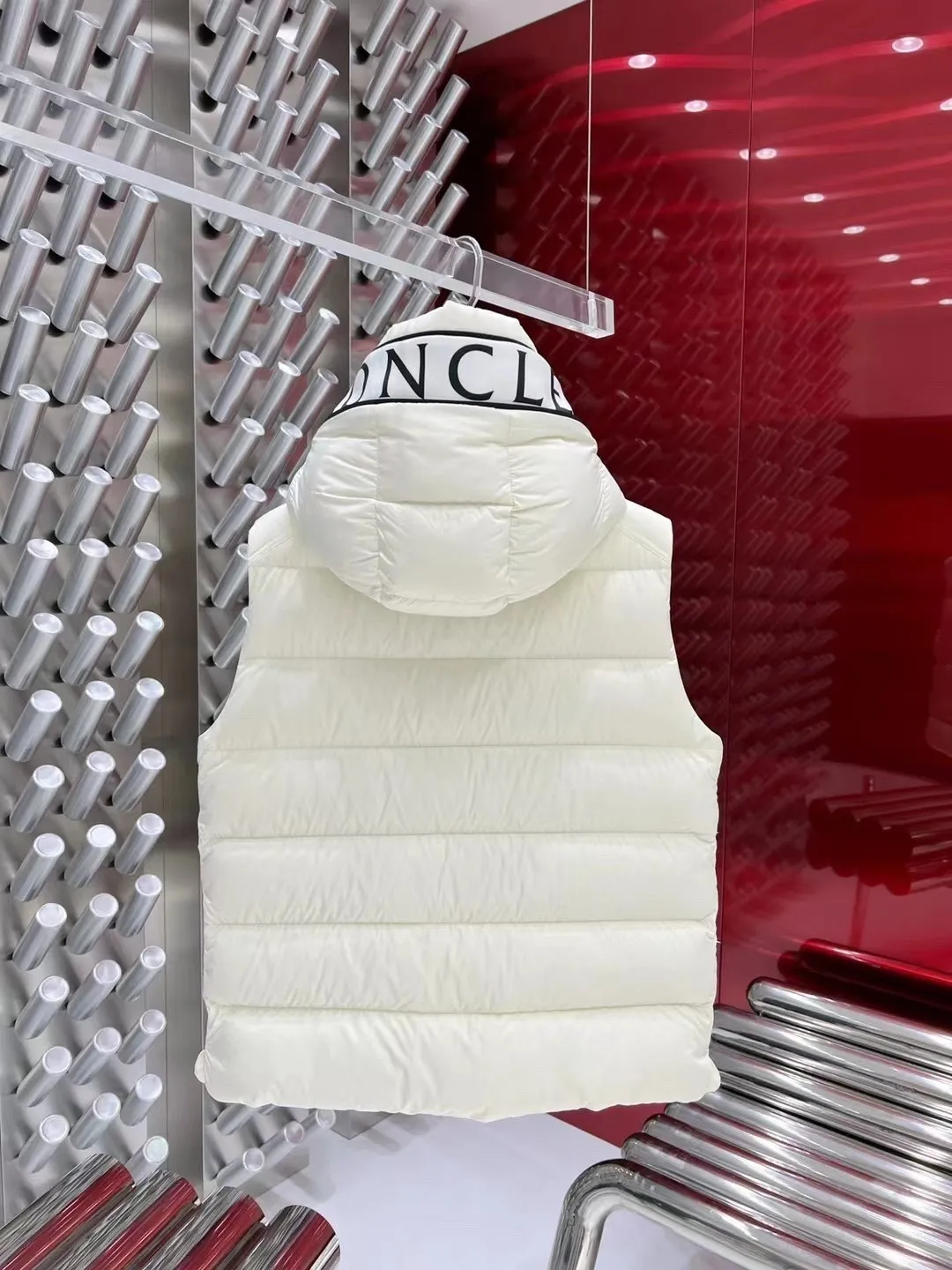 P640 🇫🇷𝐌𝐎𝐍𝐂𝐋𝐄𝐑/Mouth Hooded Down Vest New🆕Down Jacket Original customized hardware accessories are all imported and original customized. Welcome to compare. Absolutely high quality. Made of top 90 white duck down. Super soft, full and fluffy. Super heavy workmanship. Fabric workmanship and perfect 👍 version. Note⚠The fabric is super comfortable. Exclusive model. Not marketed. Same style for men and women. Sizes 1-5