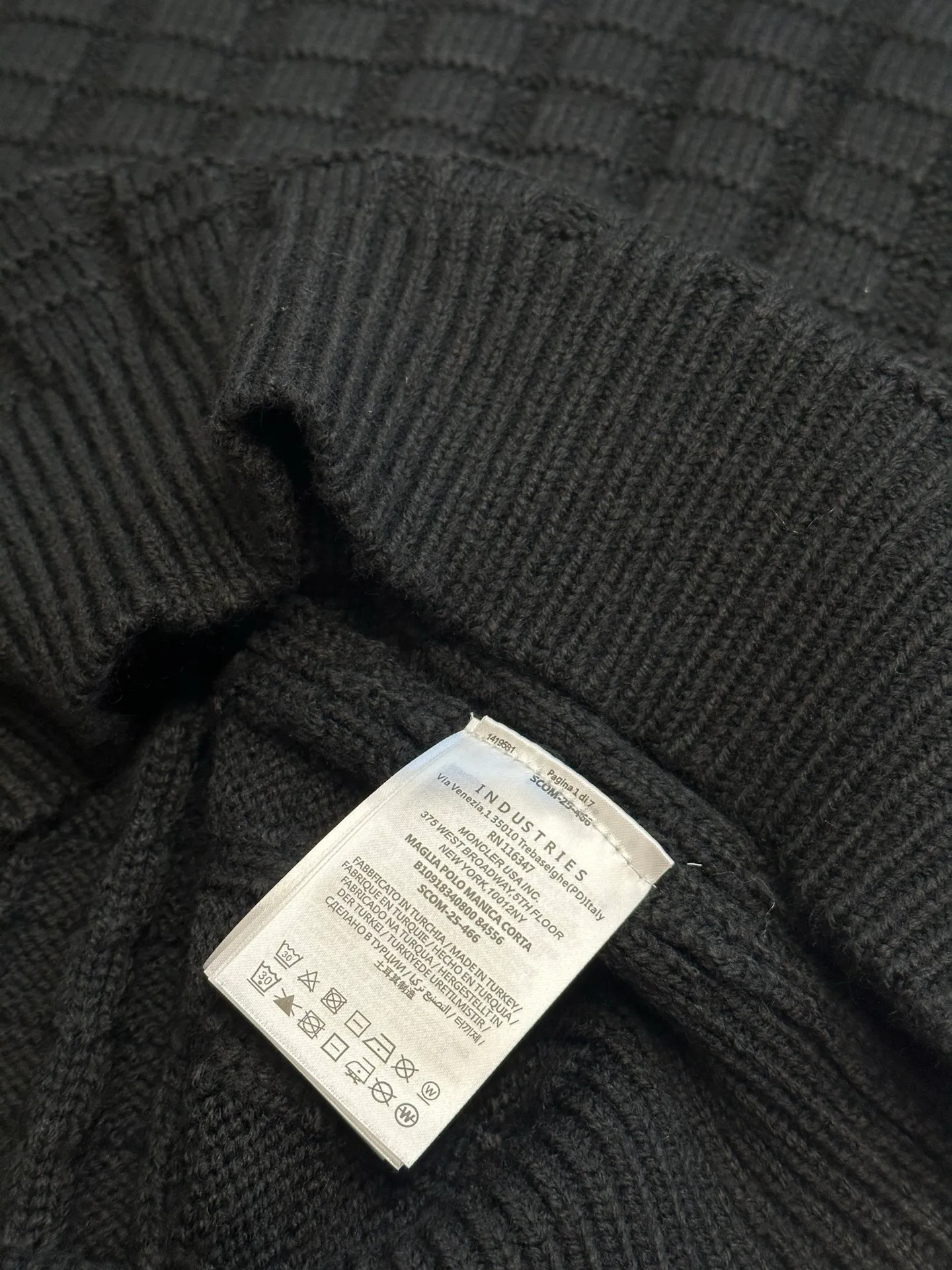 P430 Moncler embossed knitted logo sweater is made of custom-woven engraved wool texture, with three-dimensional texture as the brushstrokes. The entire embossed knitting reconstructs the dimension of knitted aesthetics. It produces a light and dark gradient texture halo as the human body moves. The iconic Moncler logo embroidered logo decorates the sleeves, making it highly recognizable.  The whole piece of embossed vertical grain knitting uses specific stitches and changes in fabric structure, and changes the arrangement of stitches and the density of the fabric, so that the vertical grains present a relief effect that is raised on the surface of the sweater, forming undulating changes in the vertical grains.  Curved thread structure, by changing the stitching method and the arrangement of yarns during the knitting process, makes the yarns present a curved distribution in the fabric.  size：s m l xl