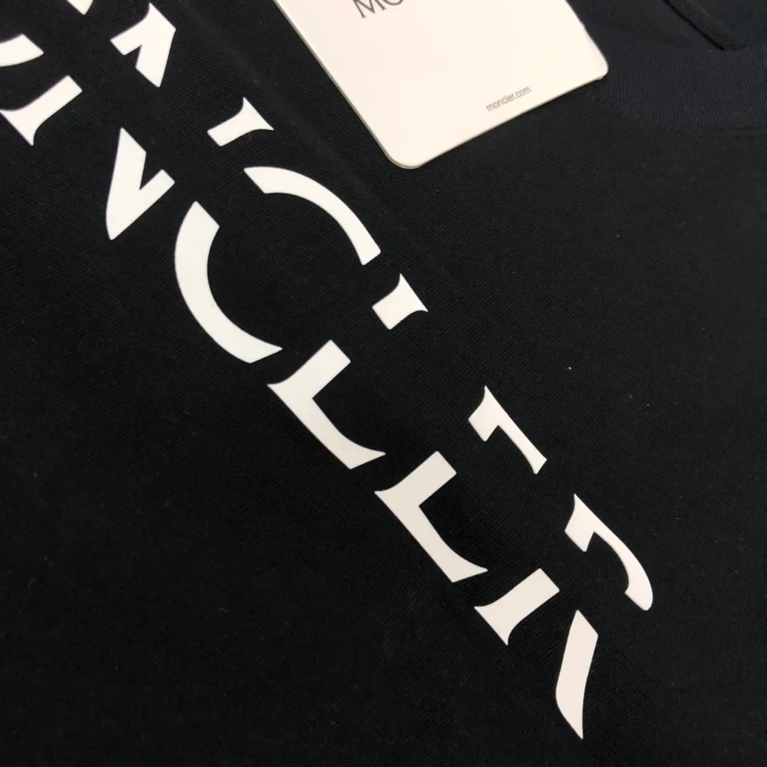 P150 Moncler 2025 new men's round neck short-sleeved couple's T-shirt, new spring and summer product, high quality 🔥🔥Fashionable and versatile, customized imported fabrics, comfortable to wear, breathable, fashionable without losing personality, casual and casual upper body, handsome and stylish, showing the temperament of a big brand. All three standards are complete! ! Color: Black White Gray Royal Blue Size: S-XL (loose fit)