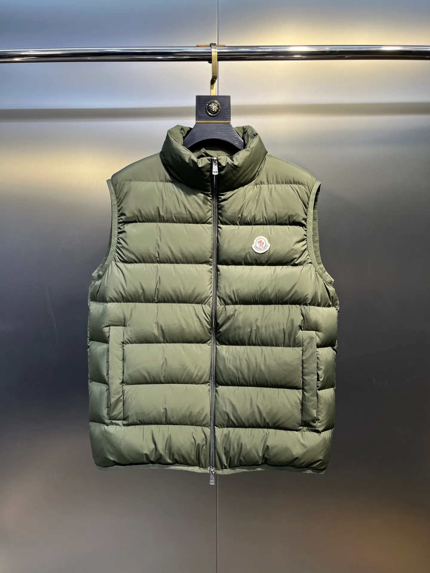 P700 Moncler Contrin🌟Men's Down Stand Collar Vest The Contrin men's down vest is specially designed for daily warmth, with simple and practical details. The Contrin down vest features a sleek, minimalist design with signature subtle details found throughout the men's collection. This basic thermal piece features a stand-up collar, zip pockets and subtle logo trim. This down vest is perfect for layering and can be easily matched with different looks, making it a wardrobe staple. Details size: 12345