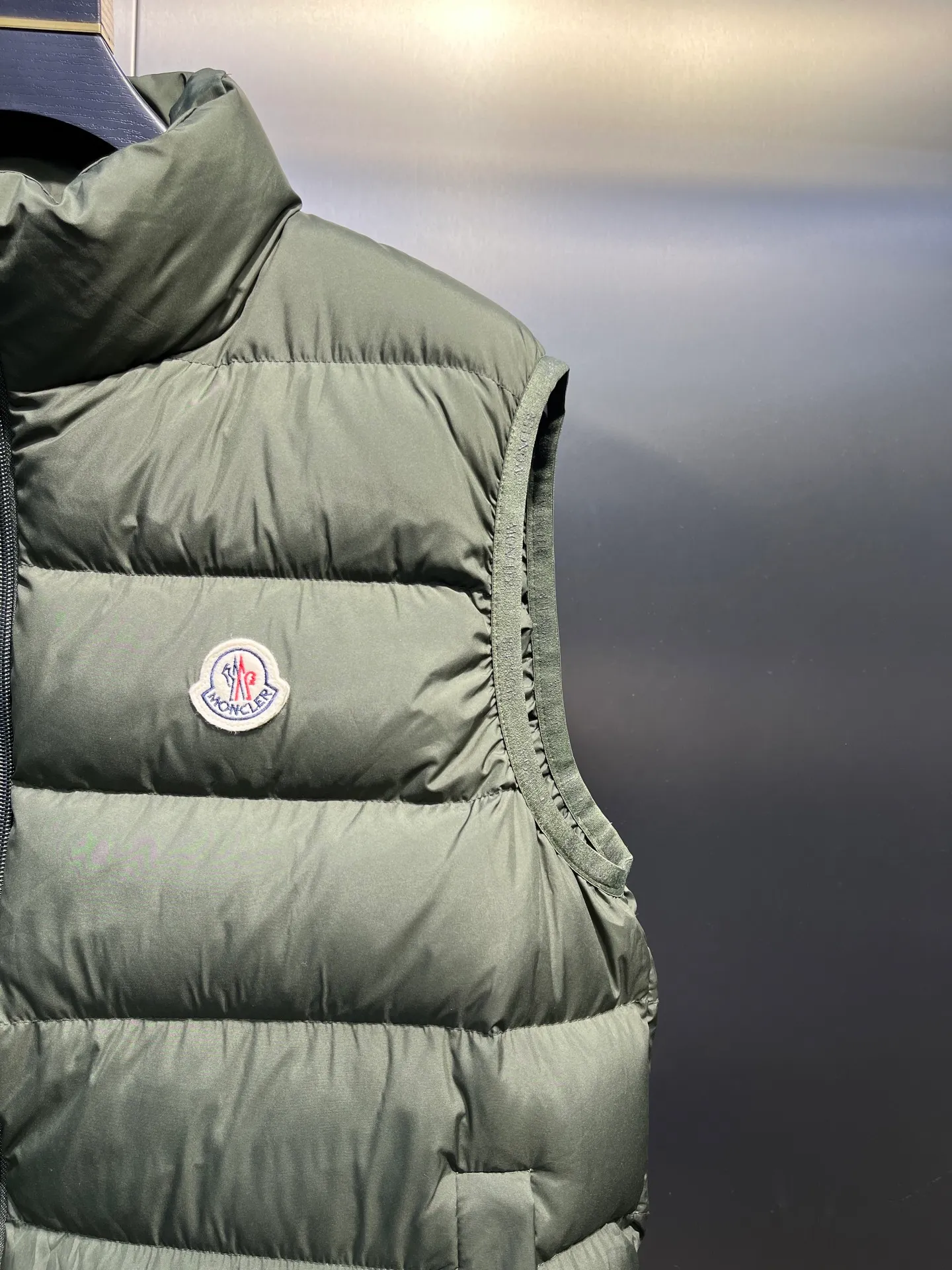 P700 Moncler Contrin🌟Men's Down Stand Collar Vest The Contrin men's down vest is specially designed for daily warmth, with simple and practical details. The Contrin down vest features a sleek, minimalist design with signature subtle details found throughout the men's collection. This basic thermal piece features a stand-up collar, zip pockets and subtle logo trim. This down vest is perfect for layering and can be easily matched with different looks, making it a wardrobe staple. Details size: 12345