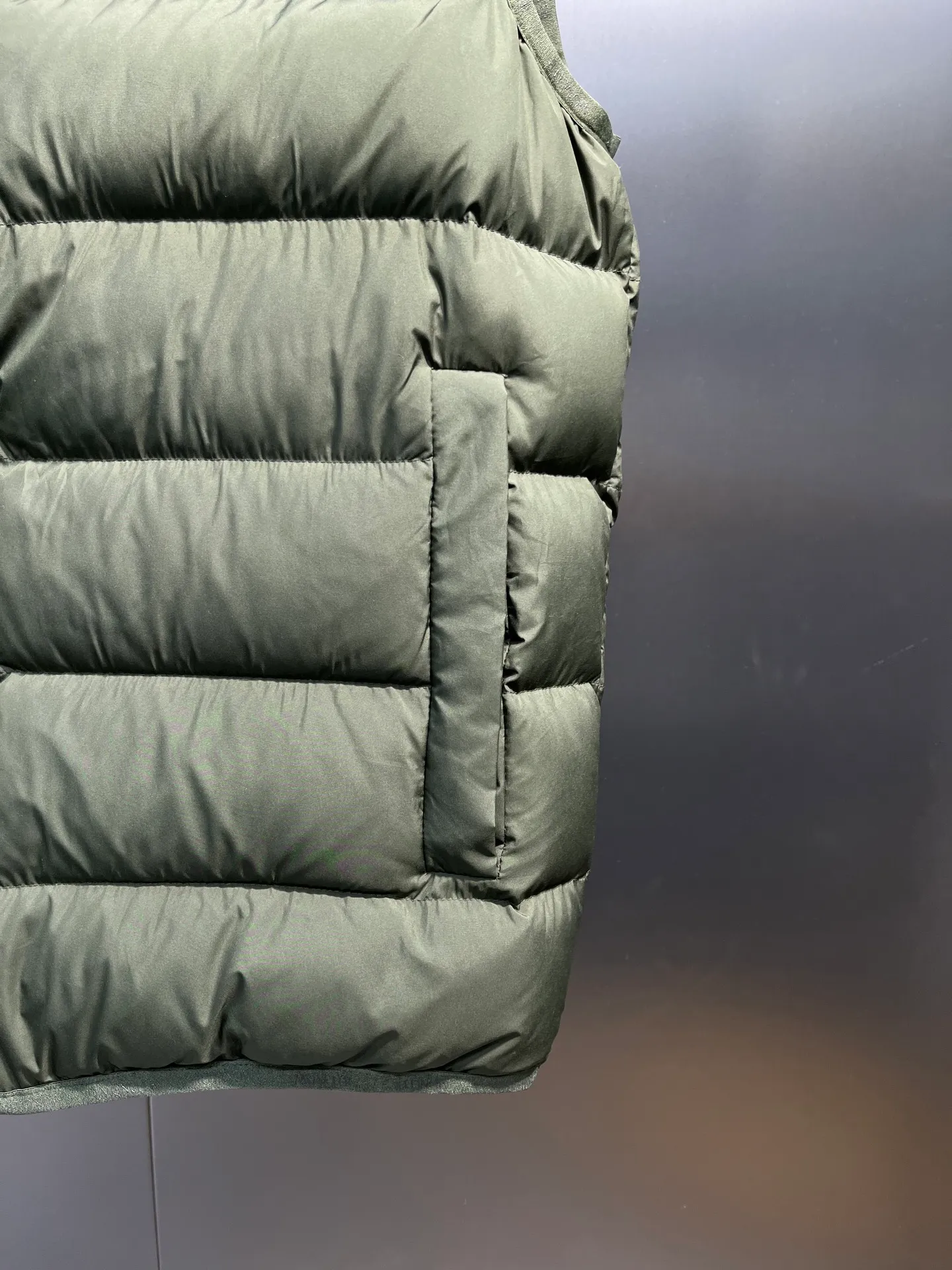 P700 Moncler Contrin🌟Men's Down Stand Collar Vest The Contrin men's down vest is specially designed for daily warmth, with simple and practical details. The Contrin down vest features a sleek, minimalist design with signature subtle details found throughout the men's collection. This basic thermal piece features a stand-up collar, zip pockets and subtle logo trim. This down vest is perfect for layering and can be easily matched with different looks, making it a wardrobe staple. Details size: 12345