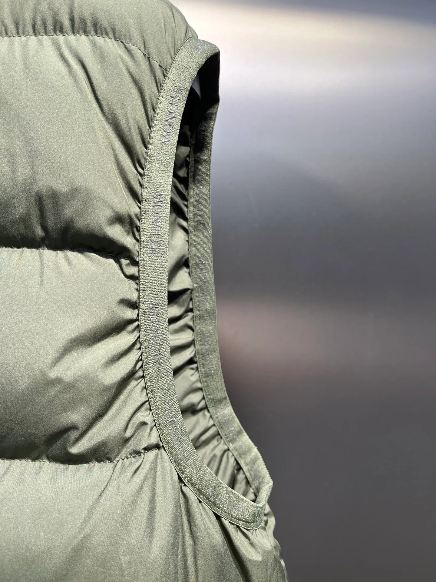 P700 Moncler Contrin🌟Men's Down Stand Collar Vest The Contrin men's down vest is specially designed for daily warmth, with simple and practical details. The Contrin down vest features a sleek, minimalist design with signature subtle details found throughout the men's collection. This basic thermal piece features a stand-up collar, zip pockets and subtle logo trim. This down vest is perfect for layering and can be easily matched with different looks, making it a wardrobe staple. Details size: 12345