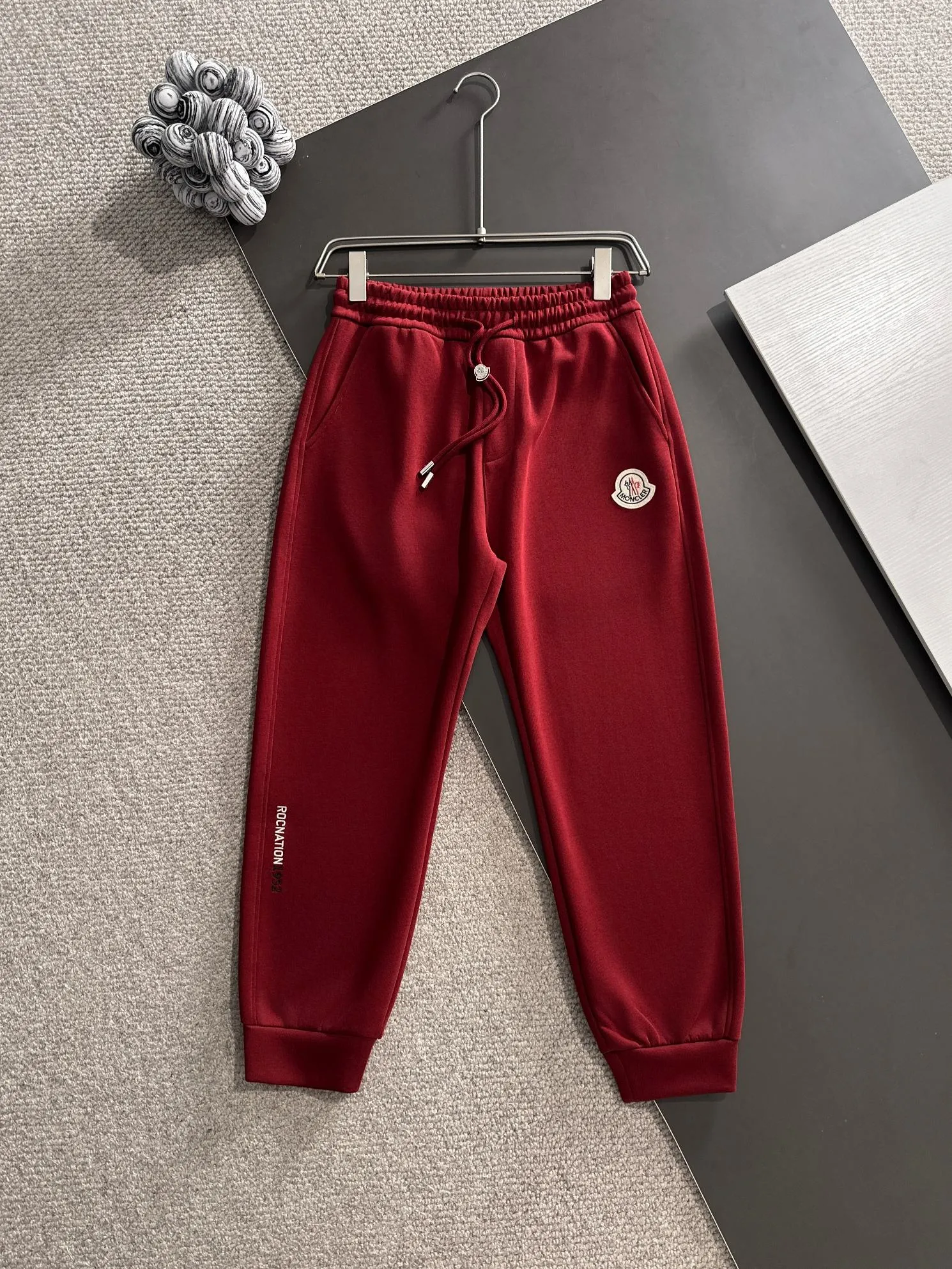 P310 MONCLER* (exclusive quality in the market) hot style 2꯭0꯭2꯭5 new autumn trousers ❤ Original ⌚️ high hooded fabric is made of 380g high-density double-sided Chinese custom fabric. No deformation, no shrinkage, three-dimensional drape. Introduction to the process: the front and back panels are made of Behringer stacked show thousands of needle embroidery. Classic wool label custom hardware accessories. Color: Anchor red SIZE：M-XXXL
