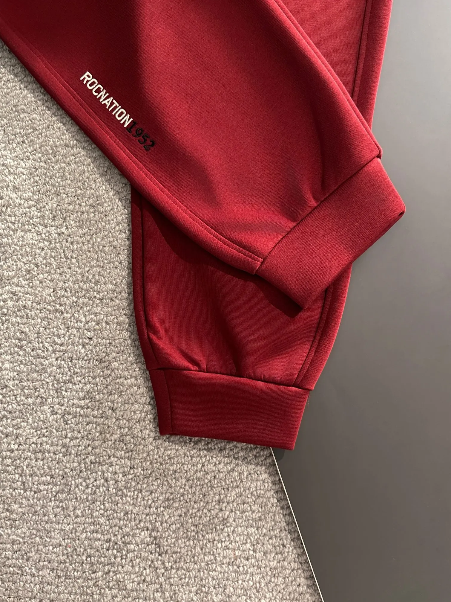 P310 MONCLER* (exclusive quality in the market) hot style 2꯭0꯭2꯭5 new autumn trousers ❤ Original ⌚️ high hooded fabric is made of 380g high-density double-sided Chinese custom fabric. No deformation, no shrinkage, three-dimensional drape. Introduction to the process: the front and back panels are made of Behringer stacked show thousands of needle embroidery. Classic wool label custom hardware accessories. Color: Anchor red SIZE：M-XXXL