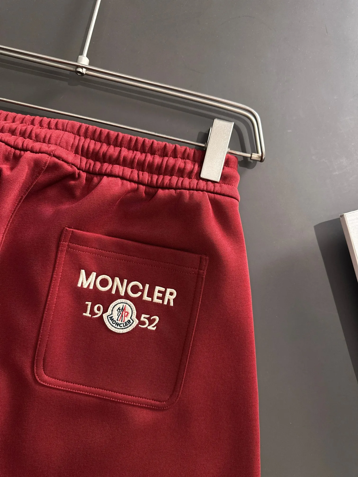 P310 MONCLER* (exclusive quality in the market) hot style 2꯭0꯭2꯭5 new autumn trousers ❤ Original ⌚️ high hooded fabric is made of 380g high-density double-sided Chinese custom fabric. No deformation, no shrinkage, three-dimensional drape. Introduction to the process: the front and back panels are made of Behringer stacked show thousands of needle embroidery. Classic wool label custom hardware accessories. Color: Anchor red SIZE：M-XXXL