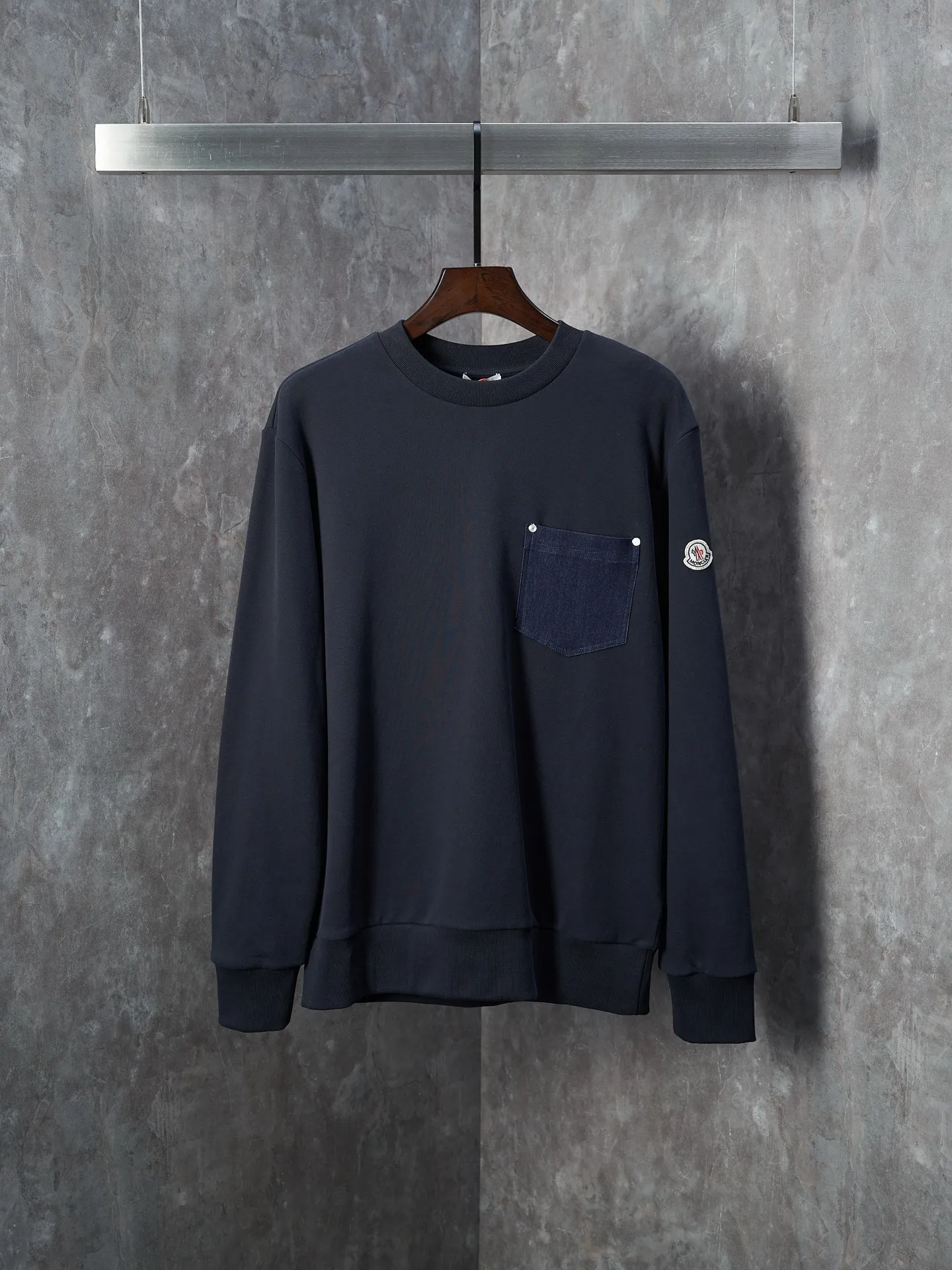 P300 Actual auction】Moncler/Mask Navy blue denim pocket armband round neck sweatshirt [Ready stock] S M L XL Customized cotton velvet and cloud gauze water-brushed denim. Excellent texture, comfortable and close to the skin. The rich navy blue is the main color, showing an elegant gentleman style. The unique denim chest pocket on the chest adds a touch of uninhibited casualness with the unique roughness and retro of denim. The iconic Moncler embroidered logo appears on the sleeves, which is highly recognizable. A sense of luxury exuded from the inside out. Find the perfect balance between simplicity and sophistication. Hidden and seamless hemming. Cut the edges of the pockets into the required denim shape through precise laser cutting to ensure the neatness and accuracy of the edges. Reuse one-piece molding technology to perfectly combine the denim material with the pockets to achieve a seamless connection. Manual nailing using a servo motor-driven nailing device to accurately drive the bottom nails into the splicing of denim and sweatshirt velvet. Accurate positioning Keep the edges of the pockets flat. The fabrics are washed and have a better hand feel. Not easy to deform, not easy to shrink, not easy to fade. Maintain long-term beauty and loose fit.