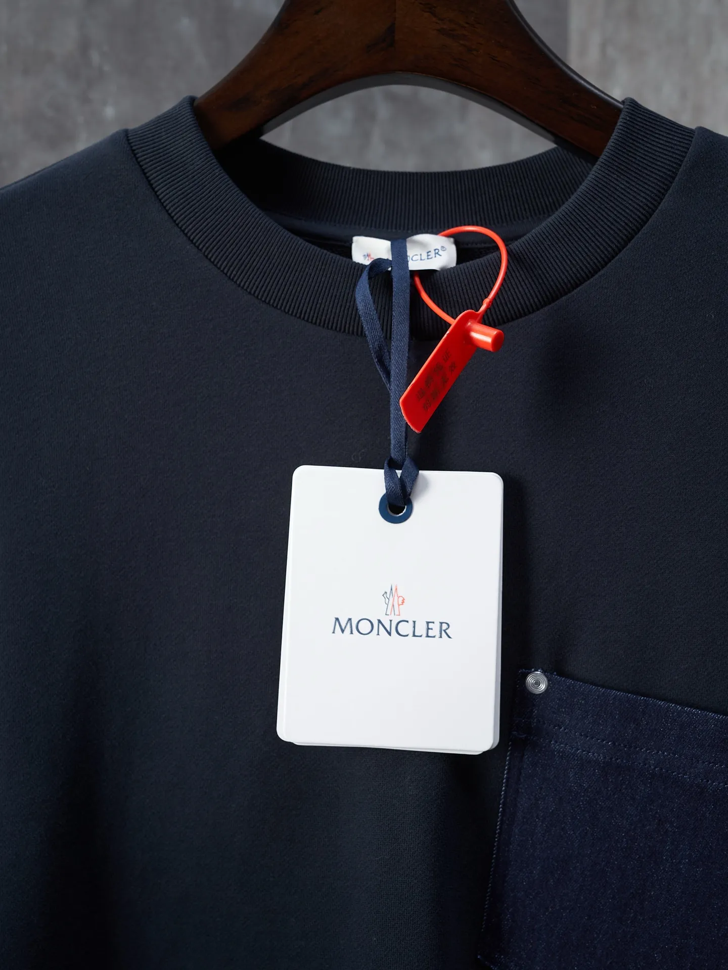 P300 Actual auction】Moncler/Mask Navy blue denim pocket armband round neck sweatshirt [Ready stock] S M L XL Customized cotton velvet and cloud gauze water-brushed denim. Excellent texture, comfortable and close to the skin. The rich navy blue is the main color, showing an elegant gentleman style. The unique denim chest pocket on the chest adds a touch of uninhibited casualness with the unique roughness and retro of denim. The iconic Moncler embroidered logo appears on the sleeves, which is highly recognizable. A sense of luxury exuded from the inside out. Find the perfect balance between simplicity and sophistication. Hidden and seamless hemming. Cut the edges of the pockets into the required denim shape through precise laser cutting to ensure the neatness and accuracy of the edges. Reuse one-piece molding technology to perfectly combine the denim material with the pockets to achieve a seamless connection. Manual nailing using a servo motor-driven nailing device to accurately drive the bottom nails into the splicing of denim and sweatshirt velvet. Accurate positioning Keep the edges of the pockets flat. The fabrics are washed and have a better hand feel. Not easy to deform, not easy to shrink, not easy to fade. Maintain long-term beauty and loose fit.