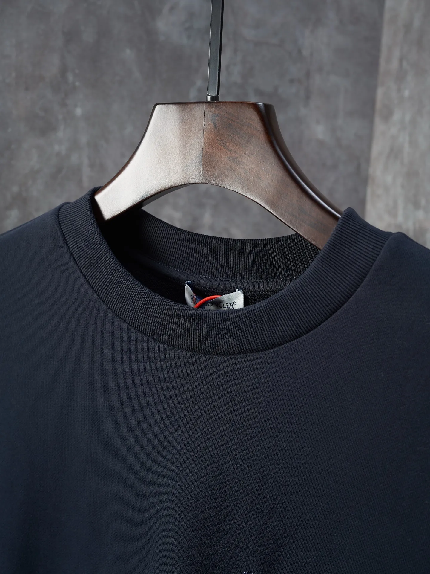P300 Actual auction】Moncler/Mask Navy blue denim pocket armband round neck sweatshirt [Ready stock] S M L XL Customized cotton velvet and cloud gauze water-brushed denim. Excellent texture, comfortable and close to the skin. The rich navy blue is the main color, showing an elegant gentleman style. The unique denim chest pocket on the chest adds a touch of uninhibited casualness with the unique roughness and retro of denim. The iconic Moncler embroidered logo appears on the sleeves, which is highly recognizable. A sense of luxury exuded from the inside out. Find the perfect balance between simplicity and sophistication. Hidden and seamless hemming. Cut the edges of the pockets into the required denim shape through precise laser cutting to ensure the neatness and accuracy of the edges. Reuse one-piece molding technology to perfectly combine the denim material with the pockets to achieve a seamless connection. Manual nailing using a servo motor-driven nailing device to accurately drive the bottom nails into the splicing of denim and sweatshirt velvet. Accurate positioning Keep the edges of the pockets flat. The fabrics are washed and have a better hand feel. Not easy to deform, not easy to shrink, not easy to fade. Maintain long-term beauty and loose fit.