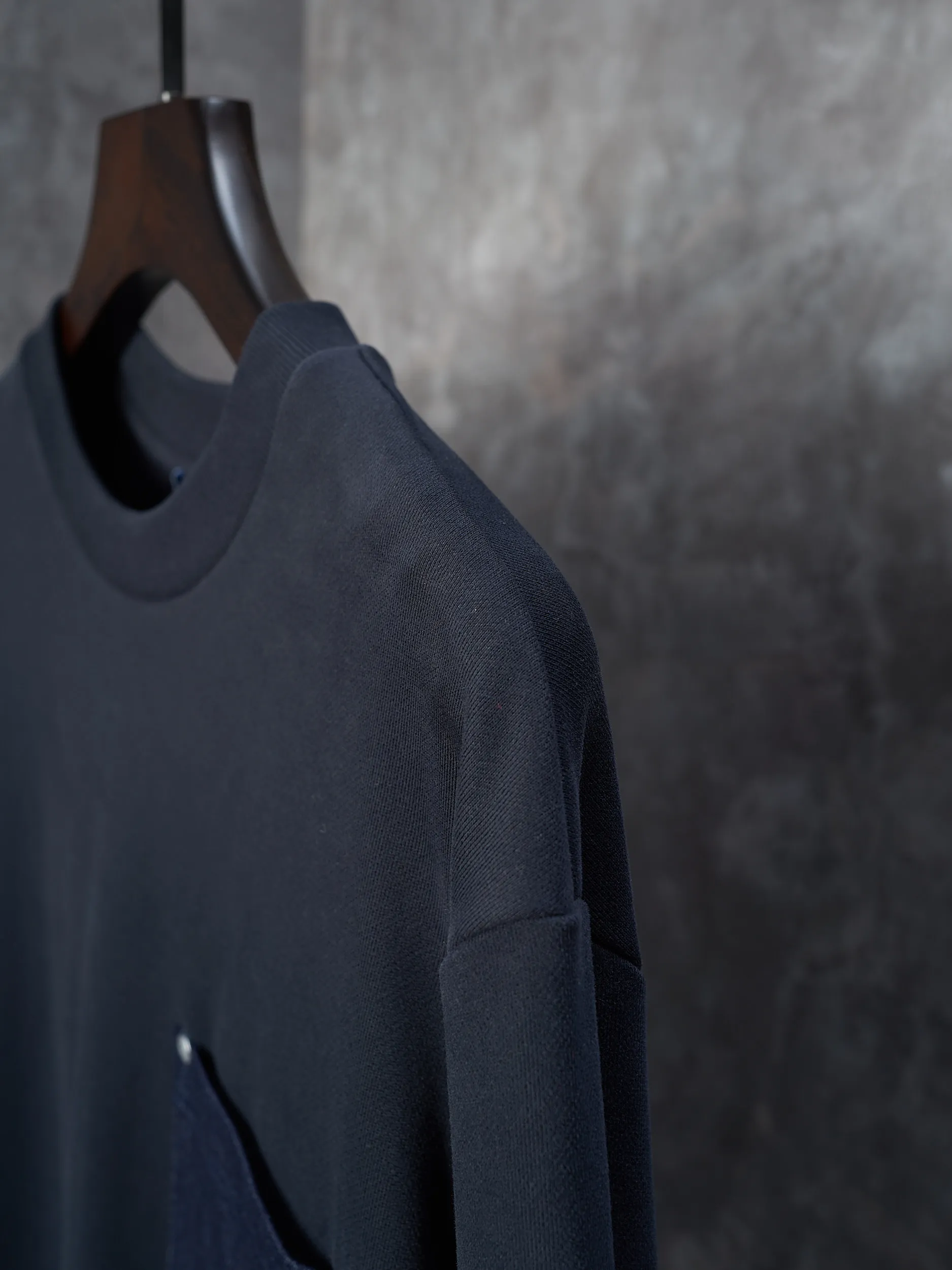 P300 Actual auction】Moncler/Mask Navy blue denim pocket armband round neck sweatshirt [Ready stock] S M L XL Customized cotton velvet and cloud gauze water-brushed denim. Excellent texture, comfortable and close to the skin. The rich navy blue is the main color, showing an elegant gentleman style. The unique denim chest pocket on the chest adds a touch of uninhibited casualness with the unique roughness and retro of denim. The iconic Moncler embroidered logo appears on the sleeves, which is highly recognizable. A sense of luxury exuded from the inside out. Find the perfect balance between simplicity and sophistication. Hidden and seamless hemming. Cut the edges of the pockets into the required denim shape through precise laser cutting to ensure the neatness and accuracy of the edges. Reuse one-piece molding technology to perfectly combine the denim material with the pockets to achieve a seamless connection. Manual nailing using a servo motor-driven nailing device to accurately drive the bottom nails into the splicing of denim and sweatshirt velvet. Accurate positioning Keep the edges of the pockets flat. The fabrics are washed and have a better hand feel. Not easy to deform, not easy to shrink, not easy to fade. Maintain long-term beauty and loose fit.